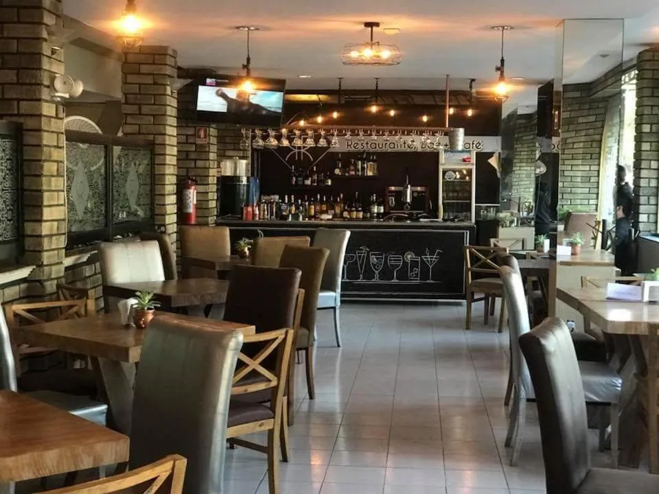 Restaurant/places to eat in Hotel Raldos Inn