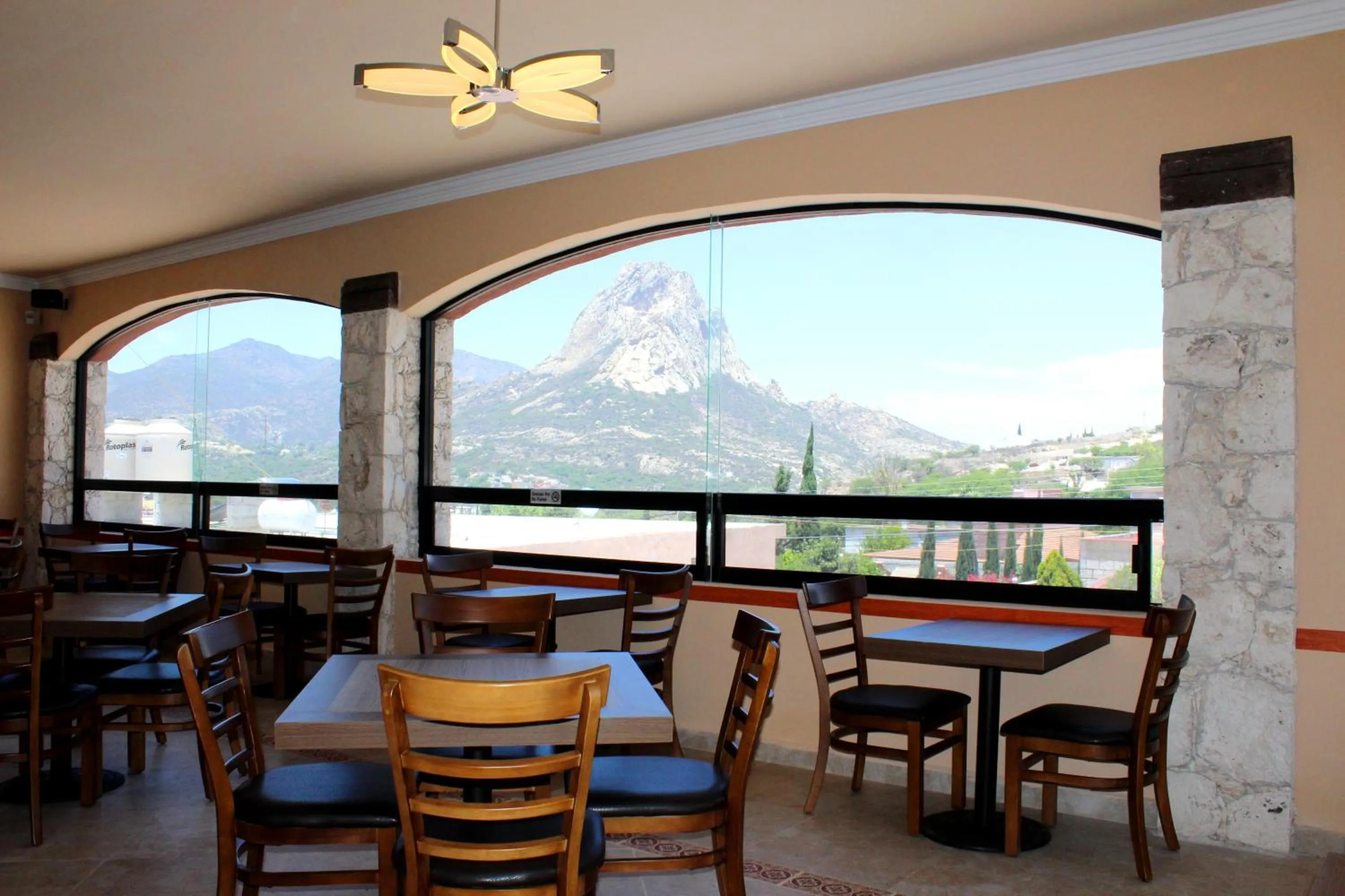 Restaurant/places to eat in Hotel Villa Bernal