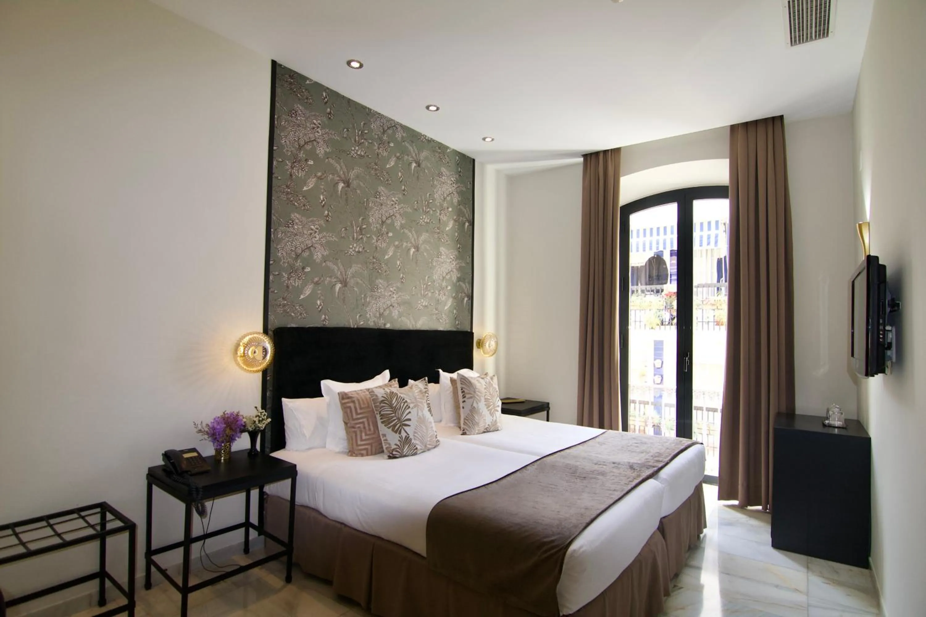 Text overlay, Bed in Hotel San Gil