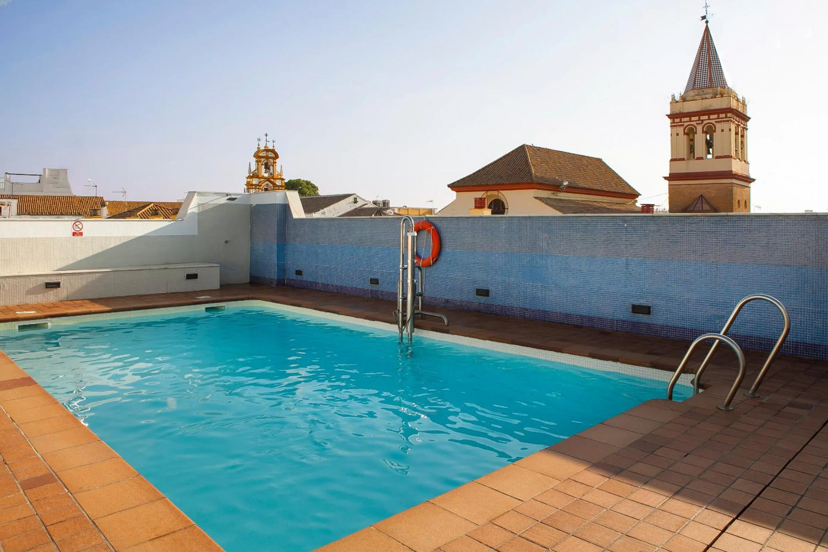 Swimming pool in Hotel San Gil