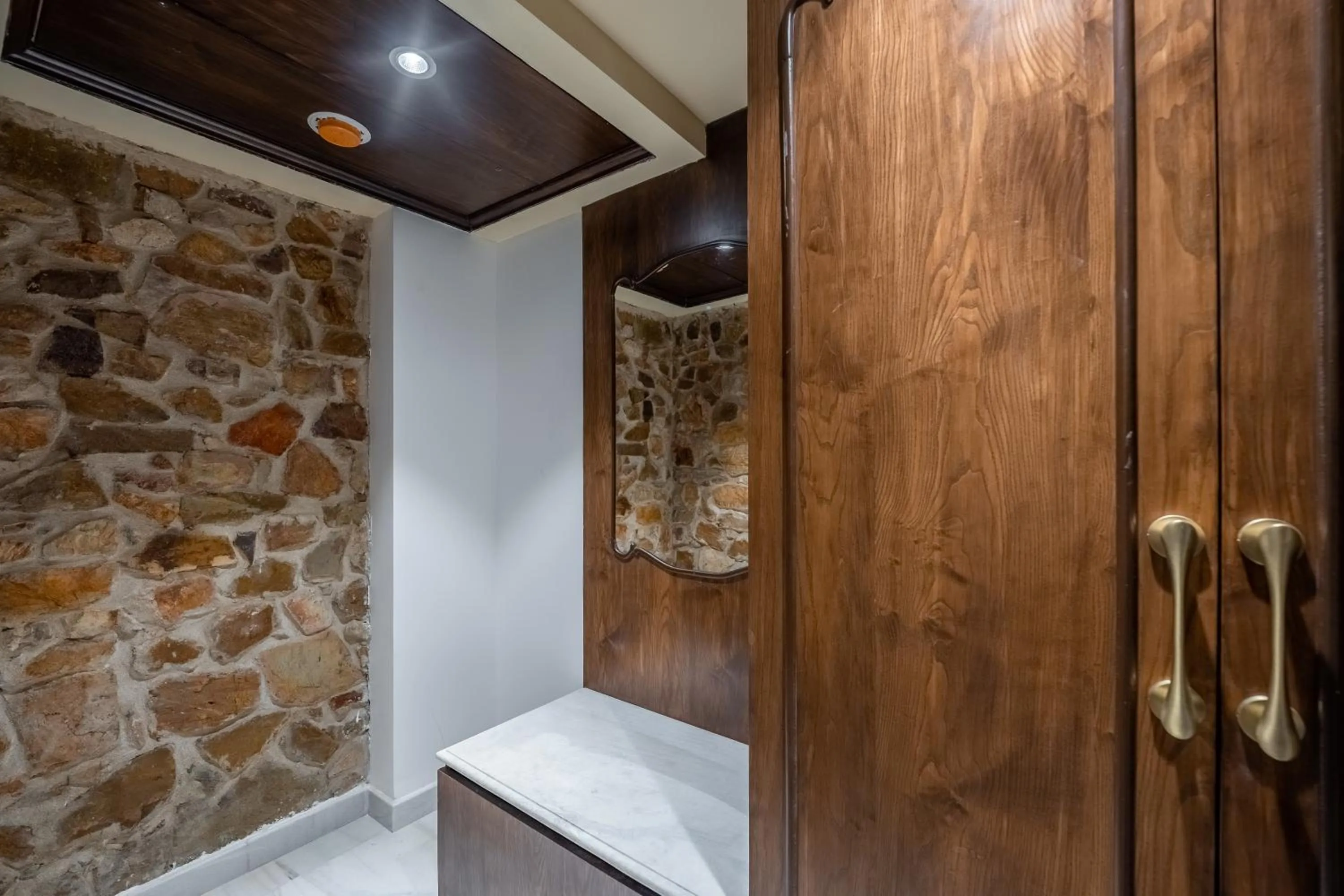 wardrobe in Juna Mahal Jungle Resort Ranthambore