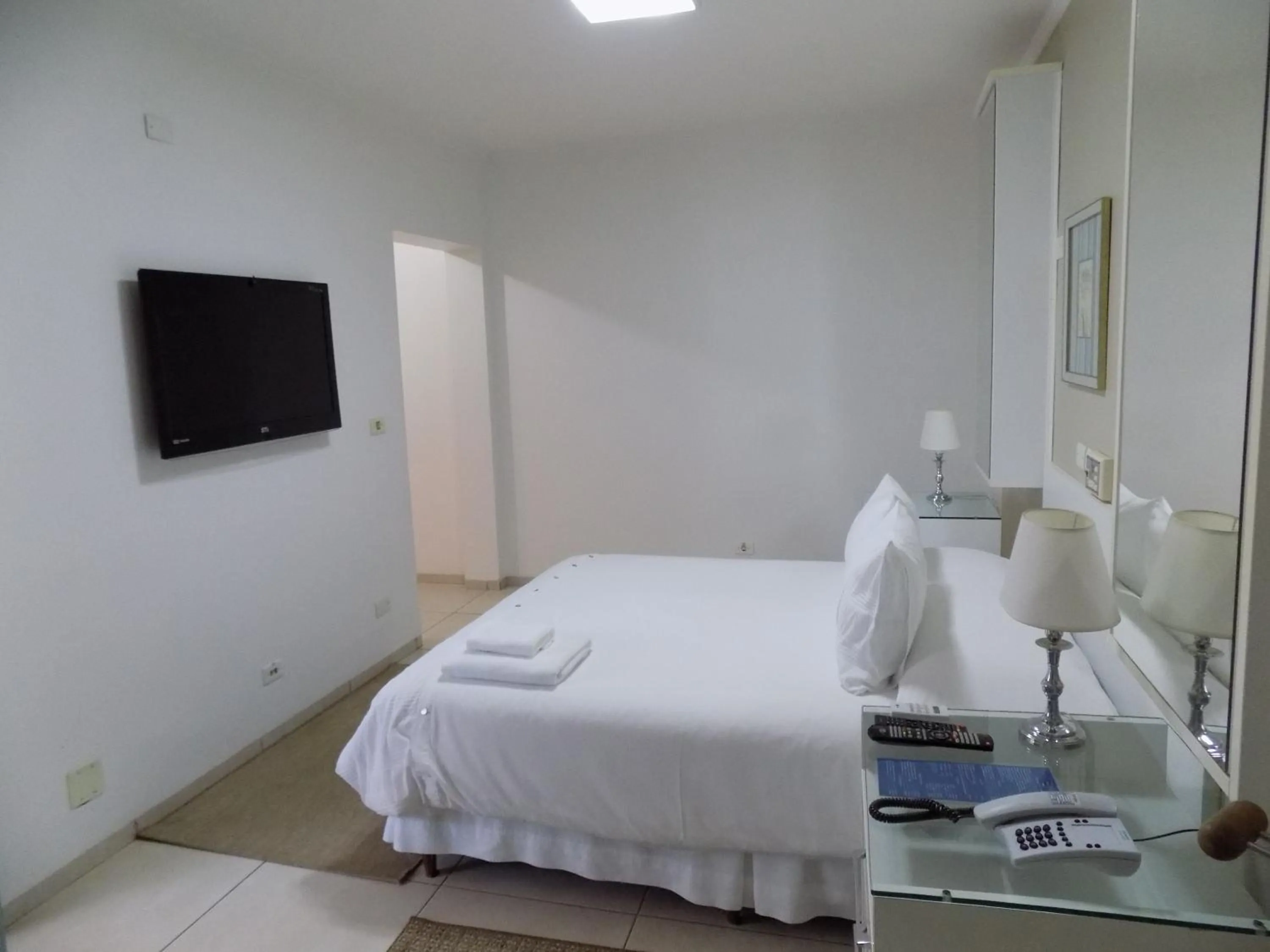 Shower, Bed in Hotel Pousada Ourinhos