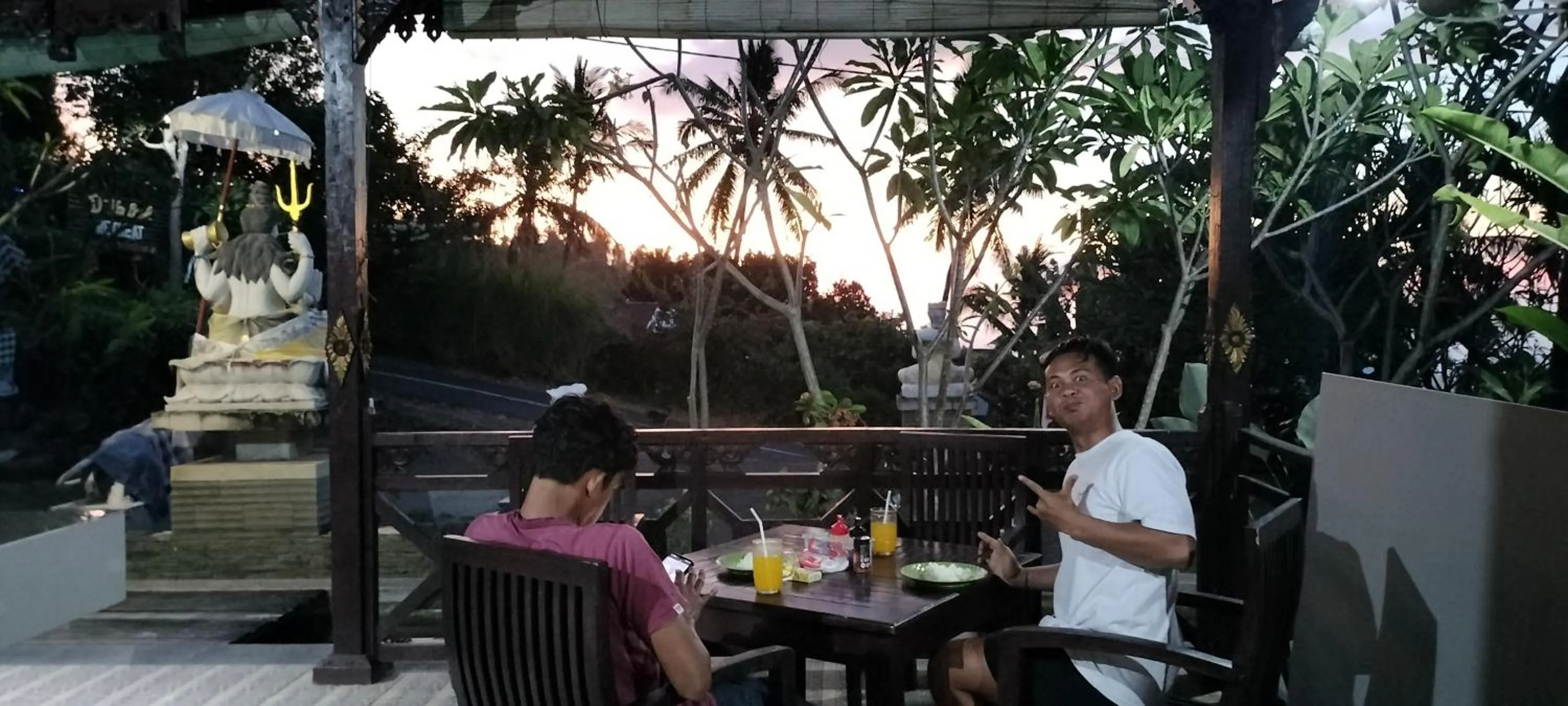 Restaurant/places to eat in D'kailash Retreat