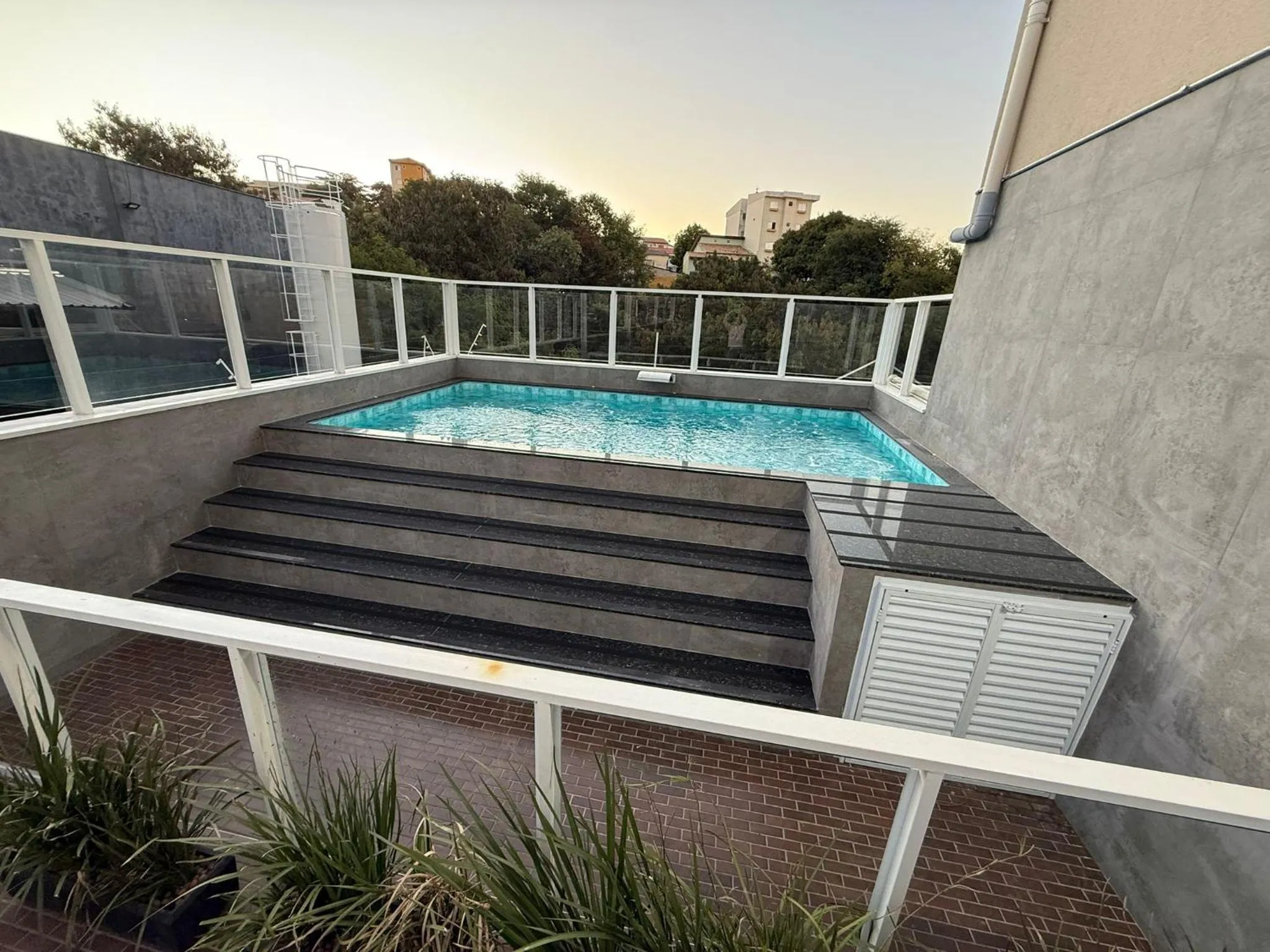 Swimming pool in eSuites Sorocaba