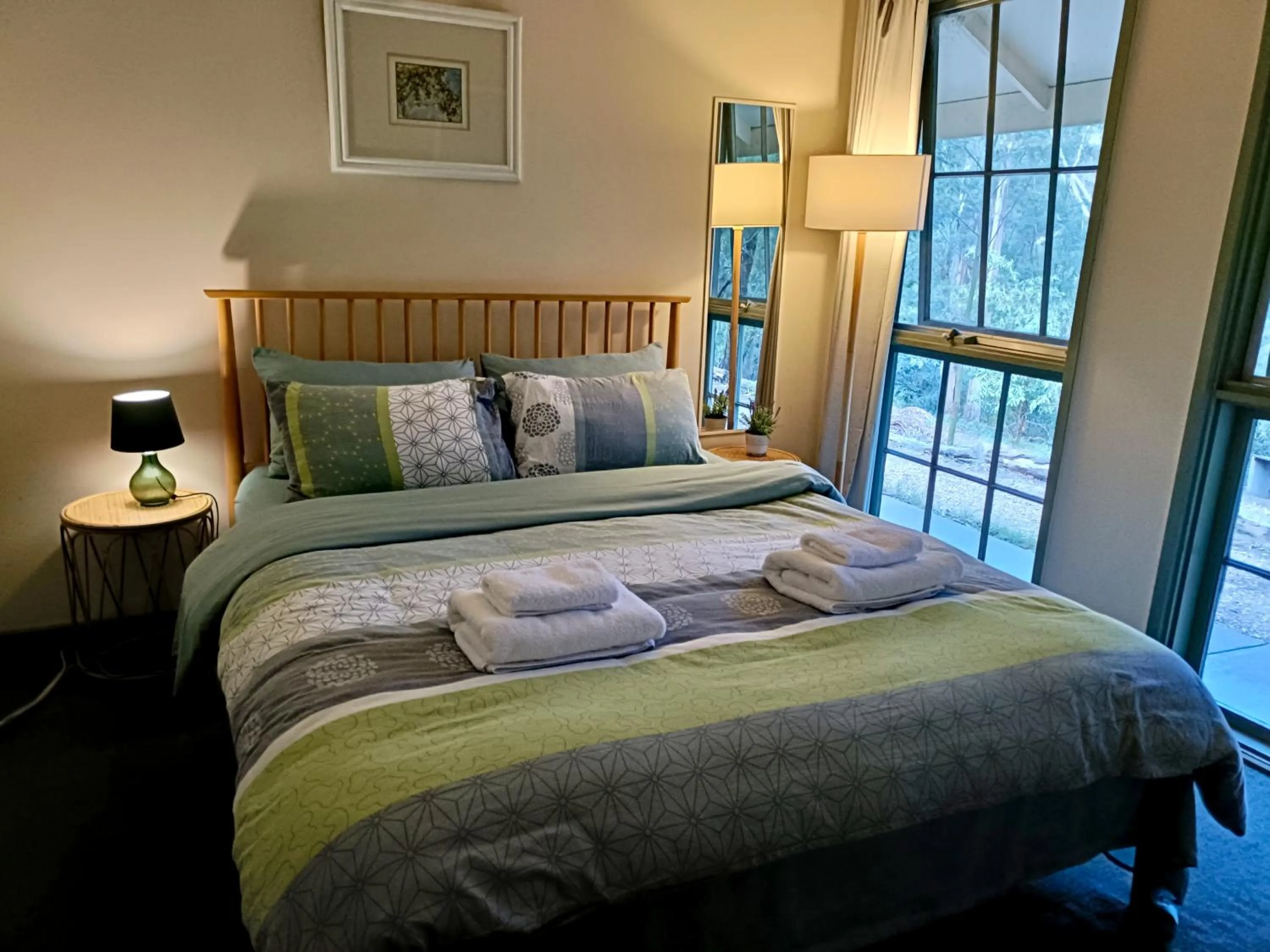 Bed in Kalimna Woods Cottages