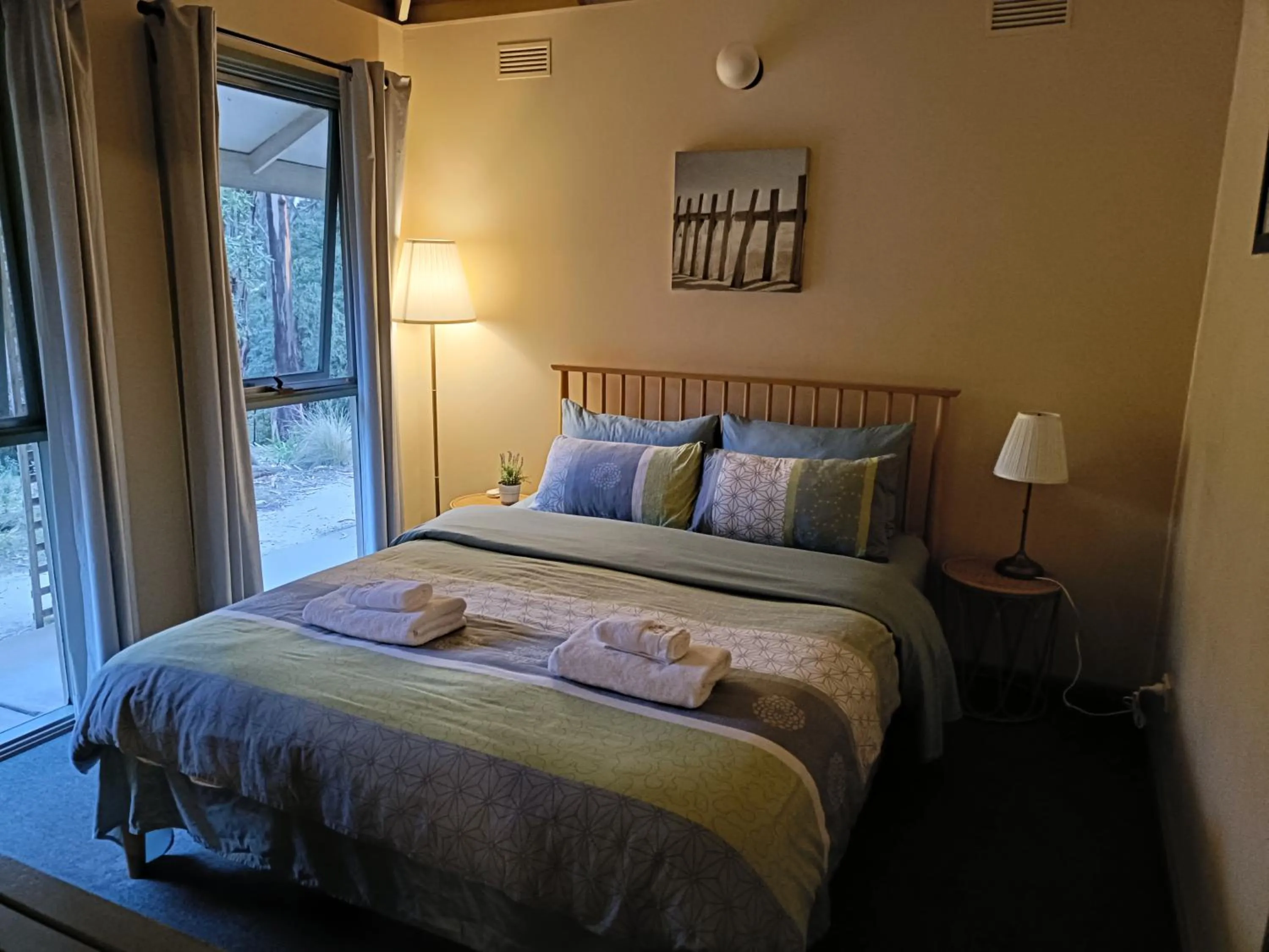 Bed in Kalimna Woods Cottages