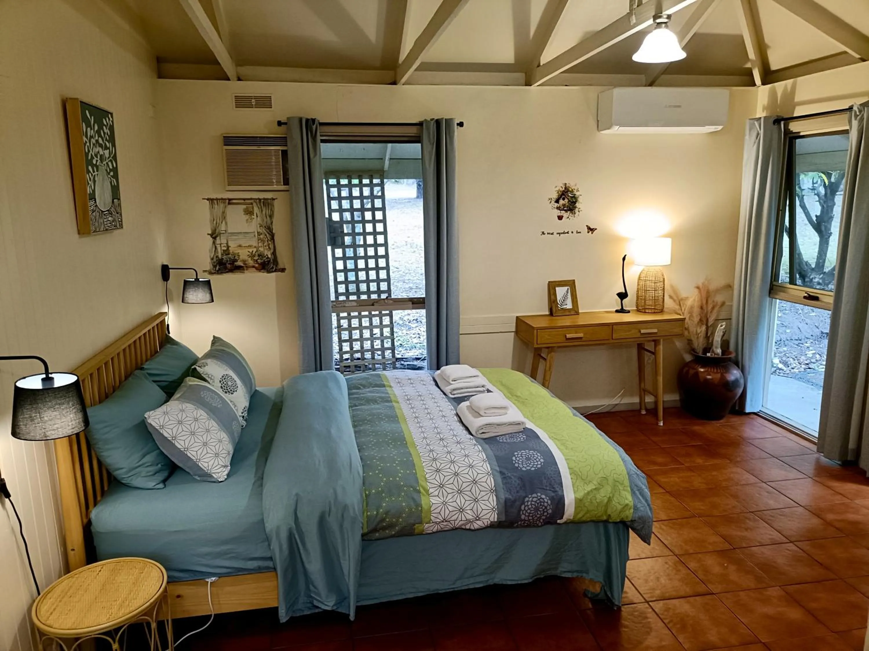 Bed in Kalimna Woods Cottages