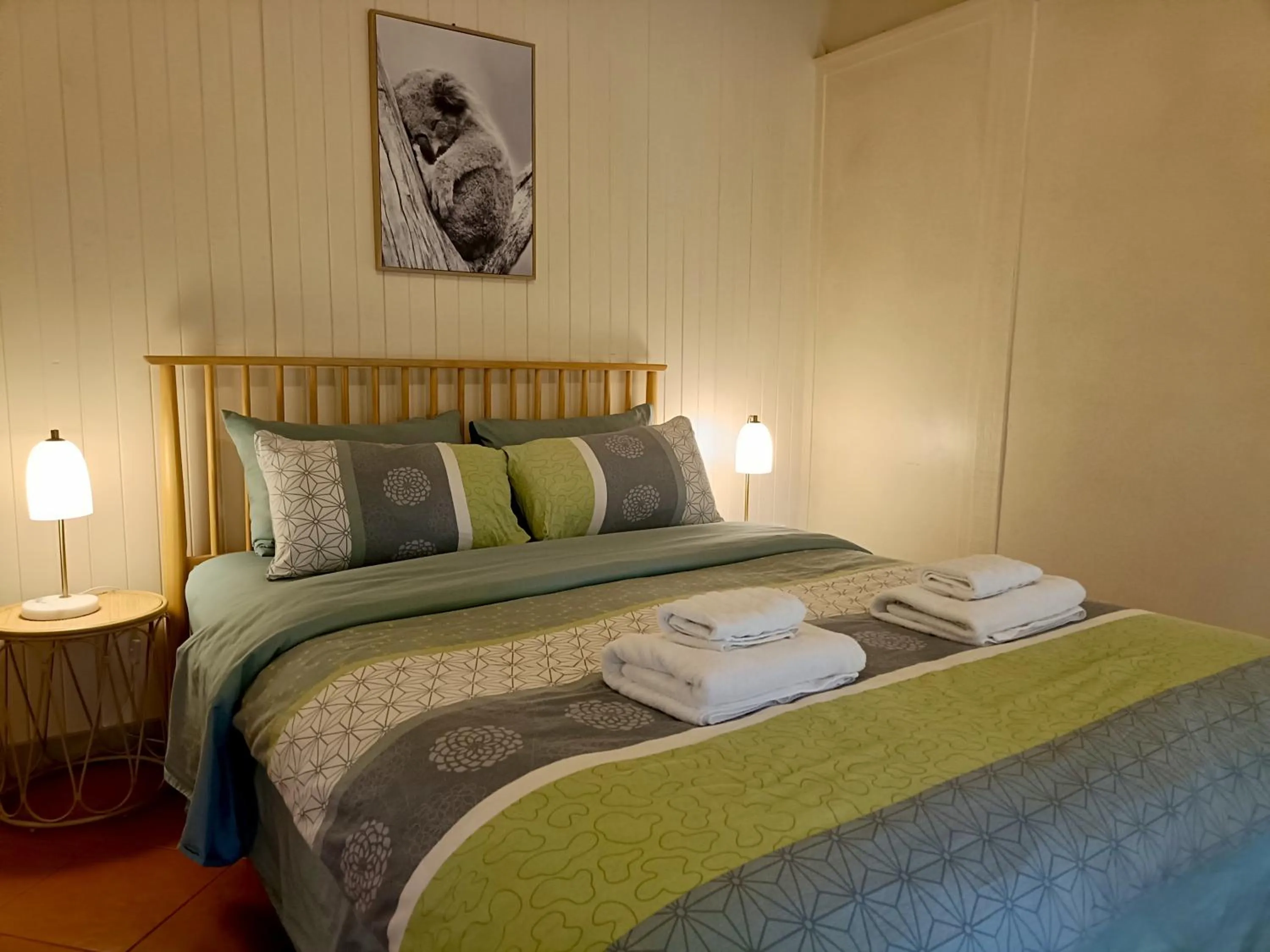 Bed in Kalimna Woods Cottages