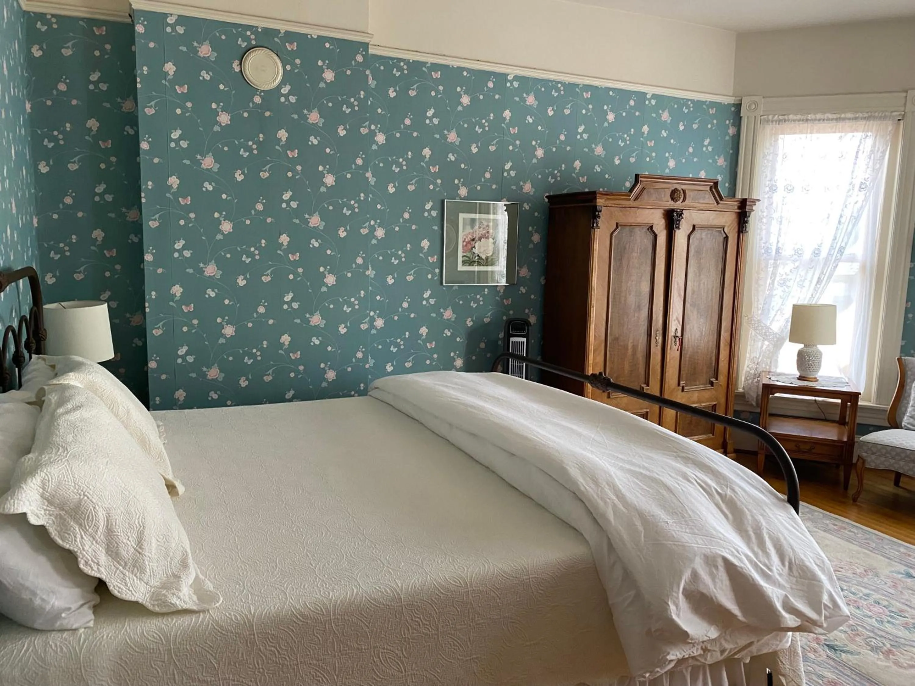 Deluxe King Room in Gable House Bed and Breakfast Inn