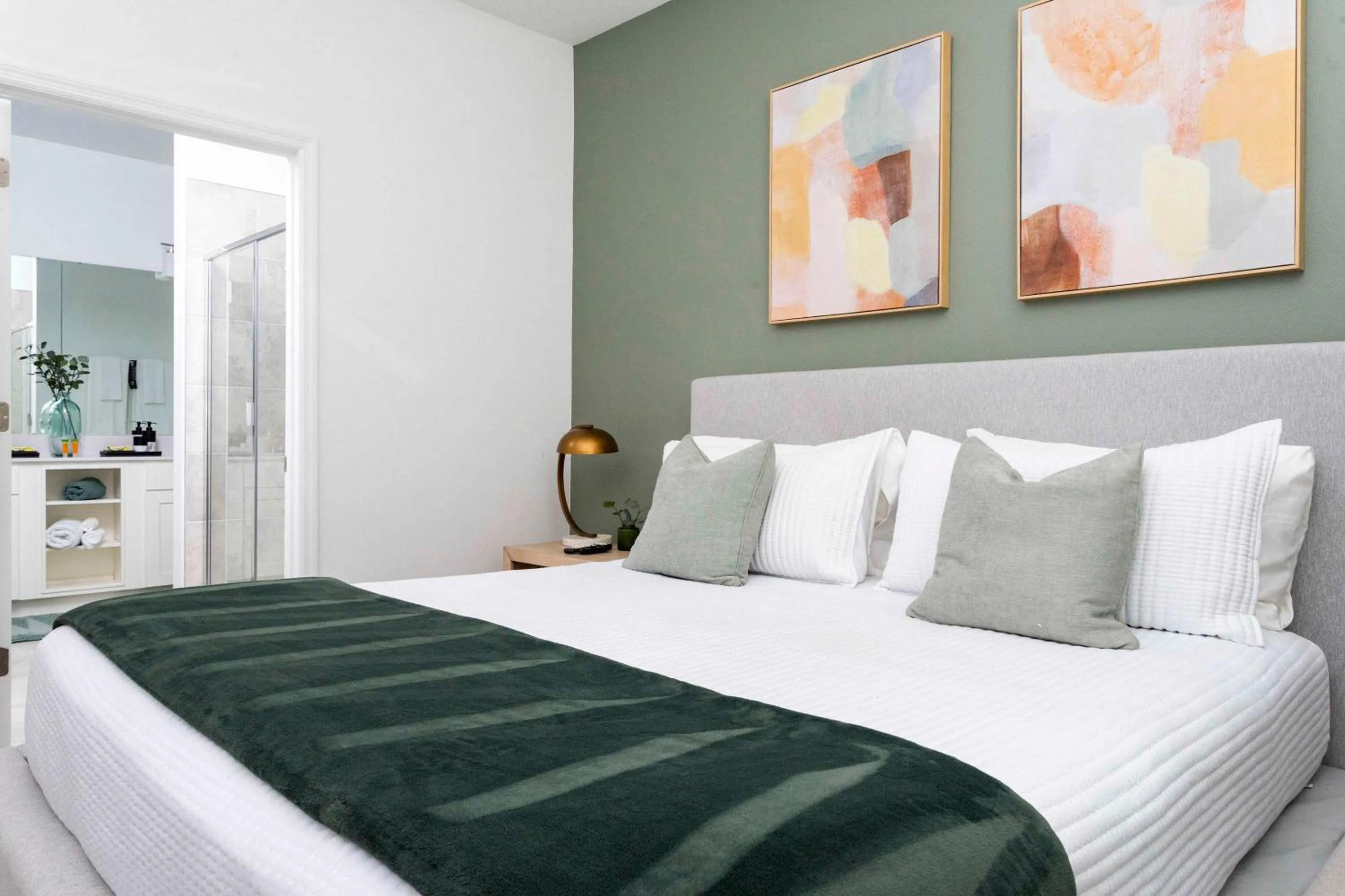 Bed in Gorgeous 2Bd Apto Close to Disney @ Storey Lake 404 3191