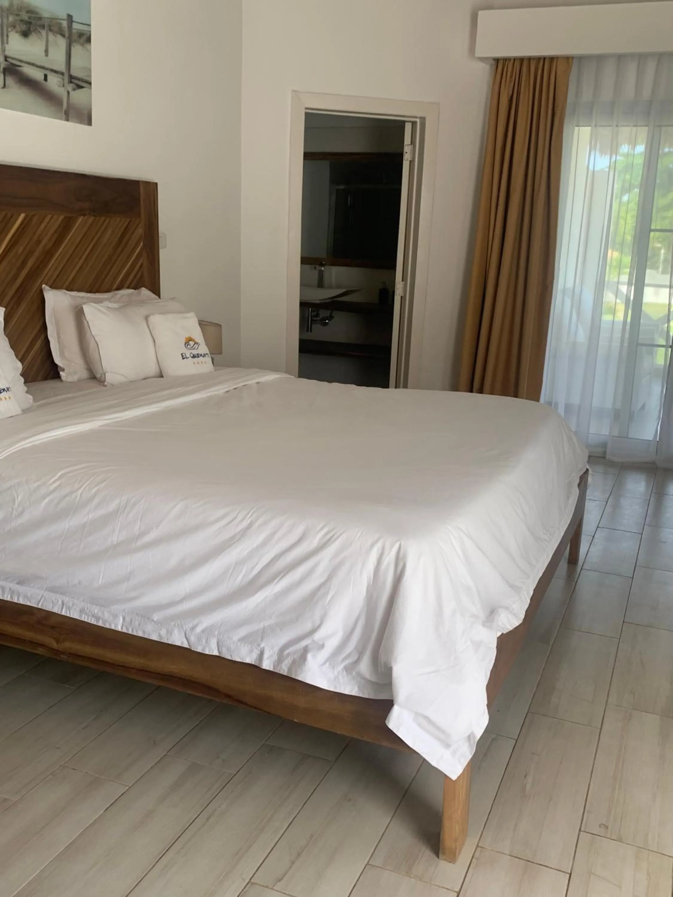 Photo of the whole room, Bed in Hotel El Quemaito - Luxury Oceanfront Retreat