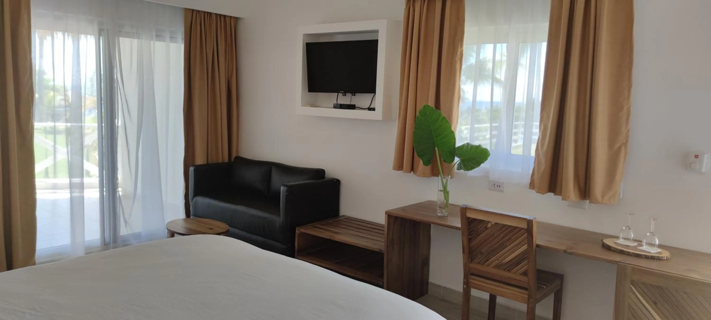 TV and multimedia, Bed in Hotel El Quemaito - Luxury Oceanfront Retreat