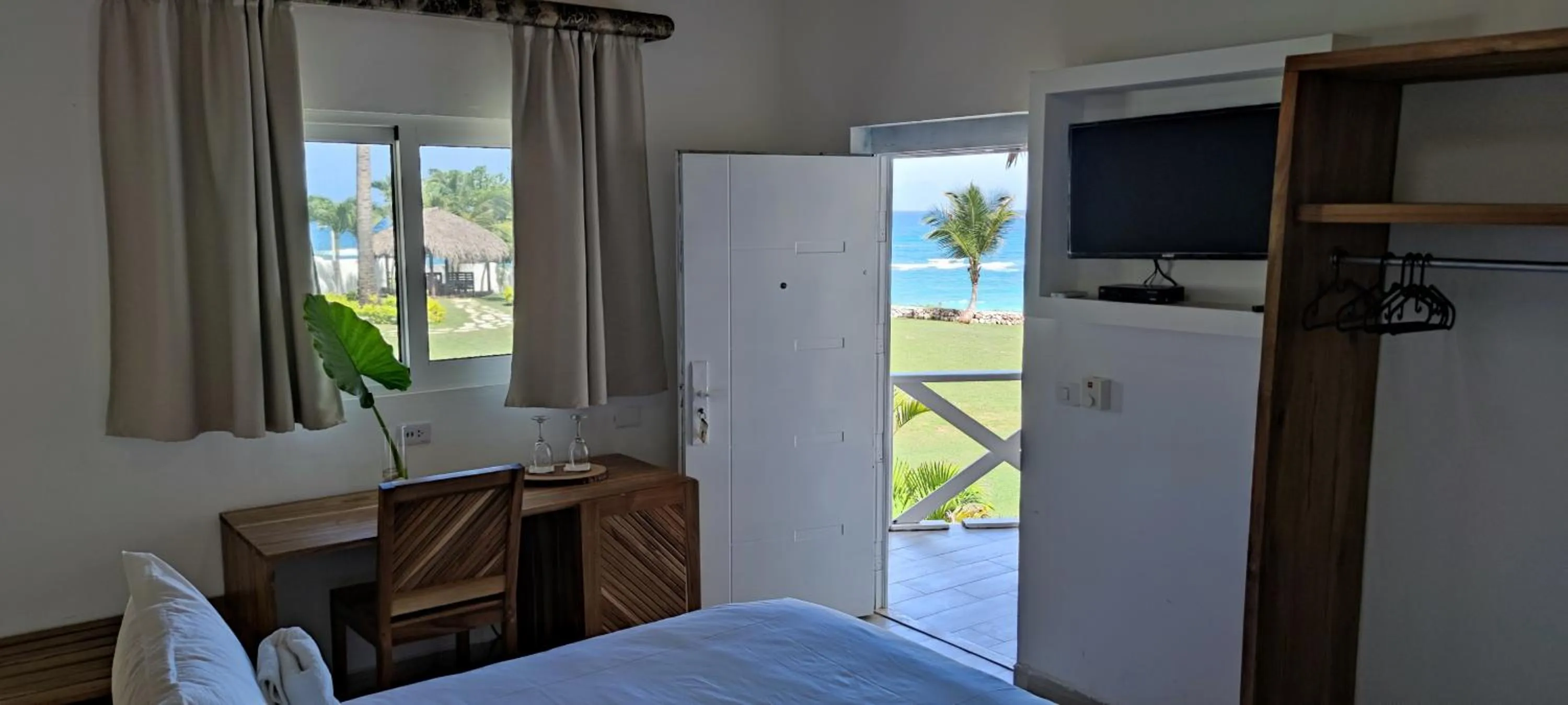 TV and multimedia, Bed in Hotel El Quemaito - Luxury Oceanfront Retreat