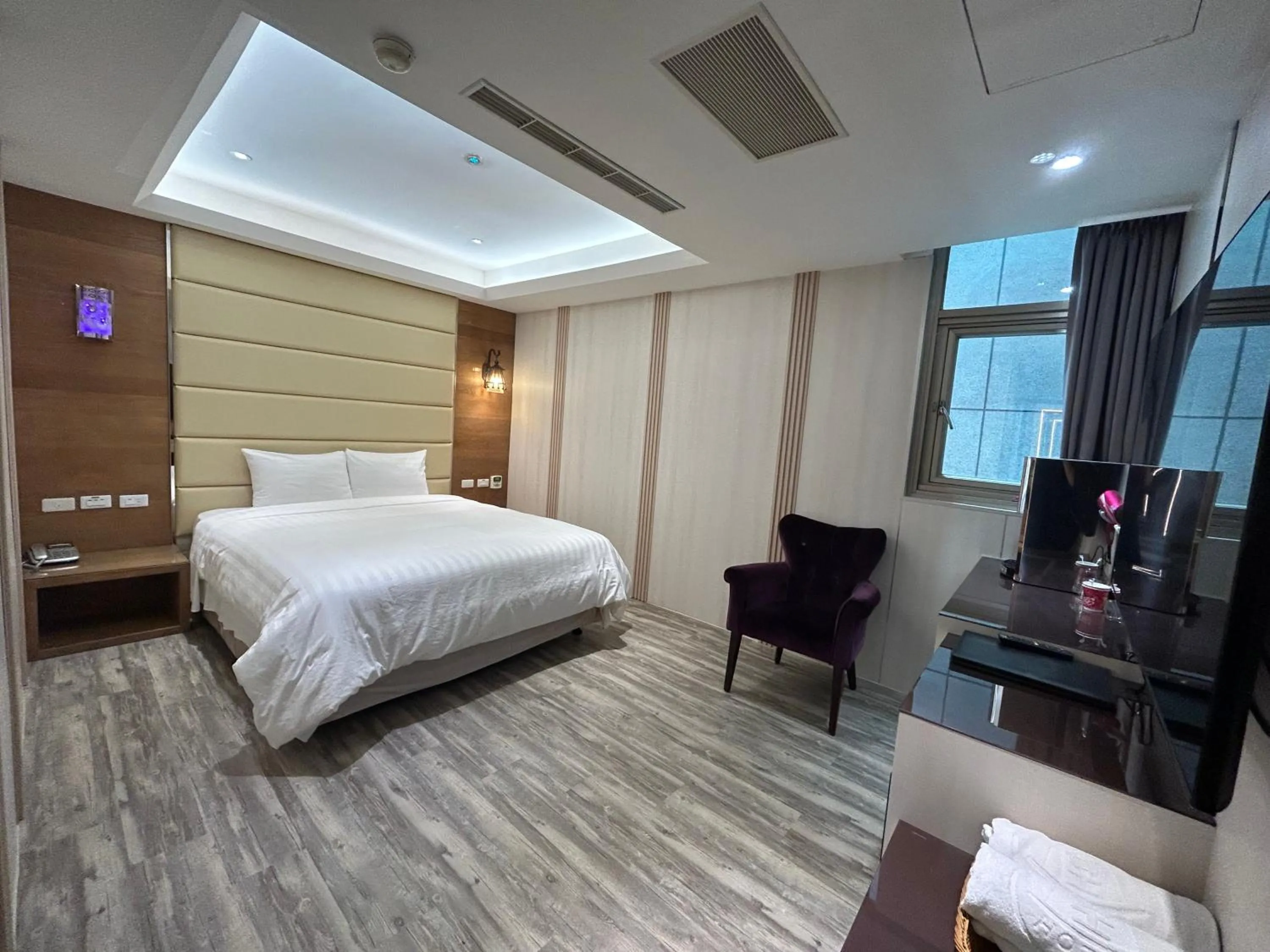 Photo of the whole room, Bed in Benz Hotel