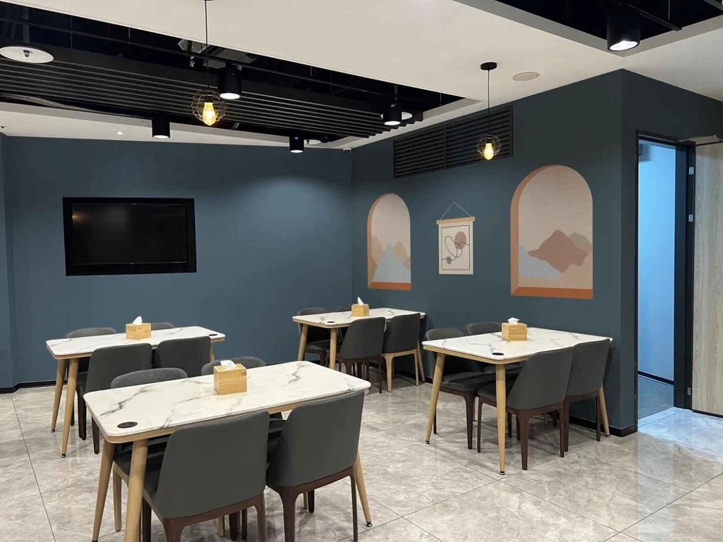 Restaurant/places to eat in Benz Hotel