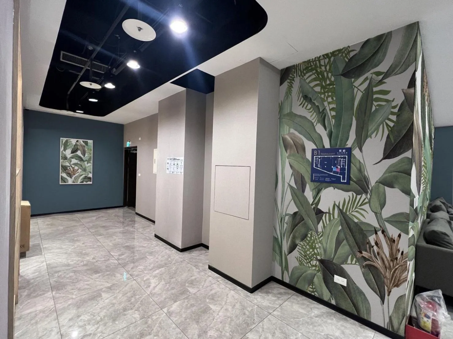 Restaurant/places to eat in Benz Hotel