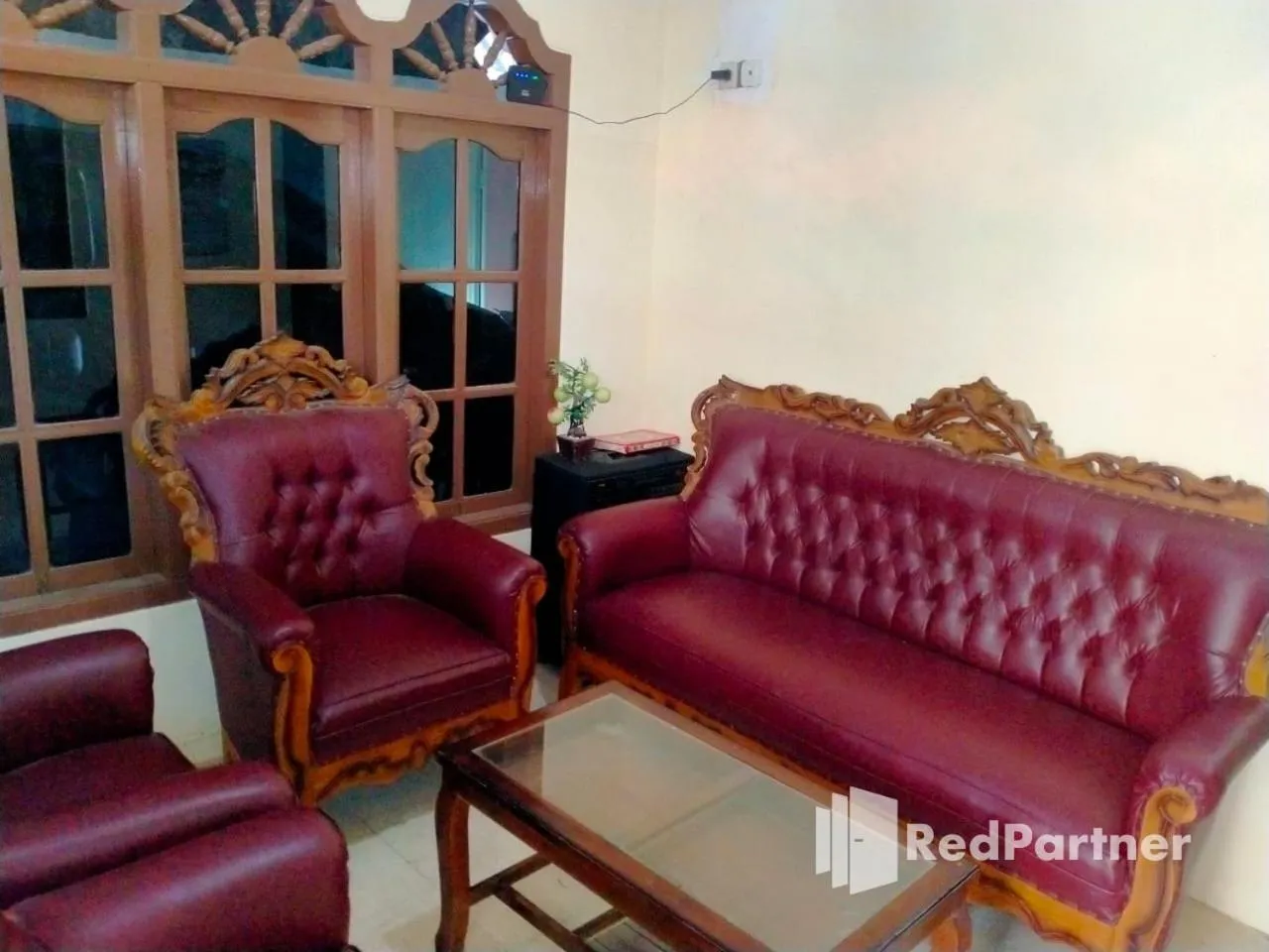 Seating area in Navisha Guest House Syariah near Exit Tol Batang RedPartner