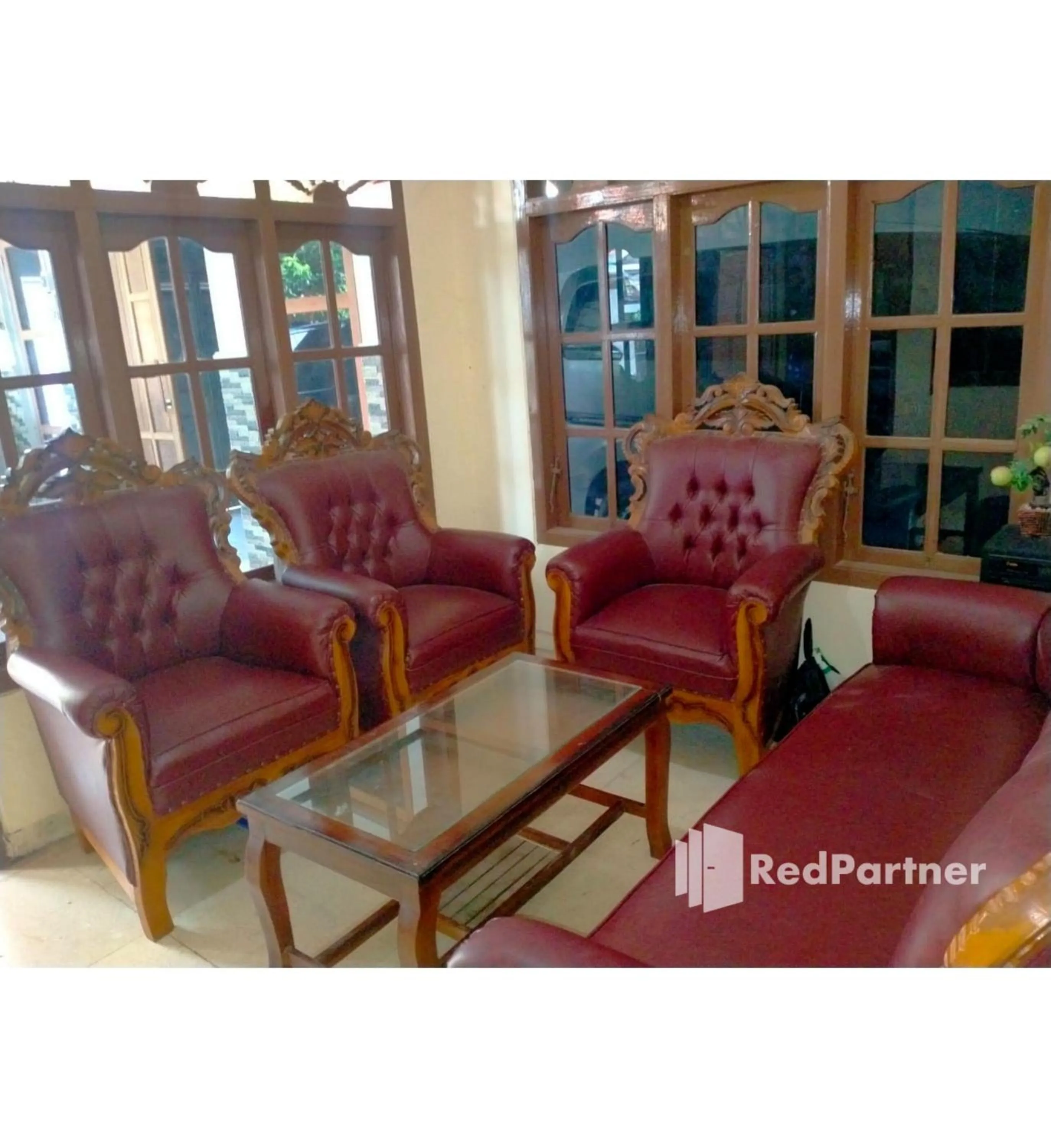 Seating area in Navisha Guest House Syariah near Exit Tol Batang RedPartner