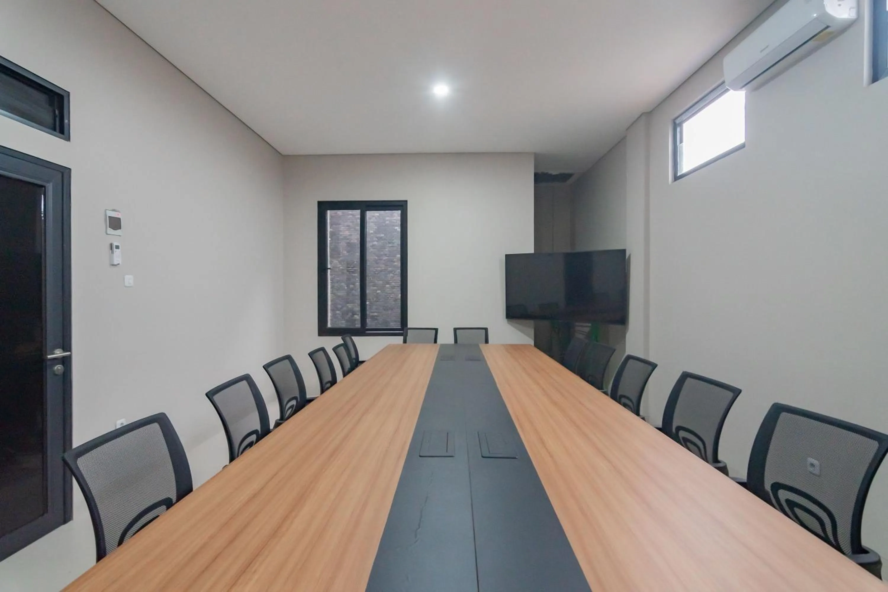 Meeting/conference room in Urbanview Elephant Eleven Residence Buah Batu Bandung by RedDoorz