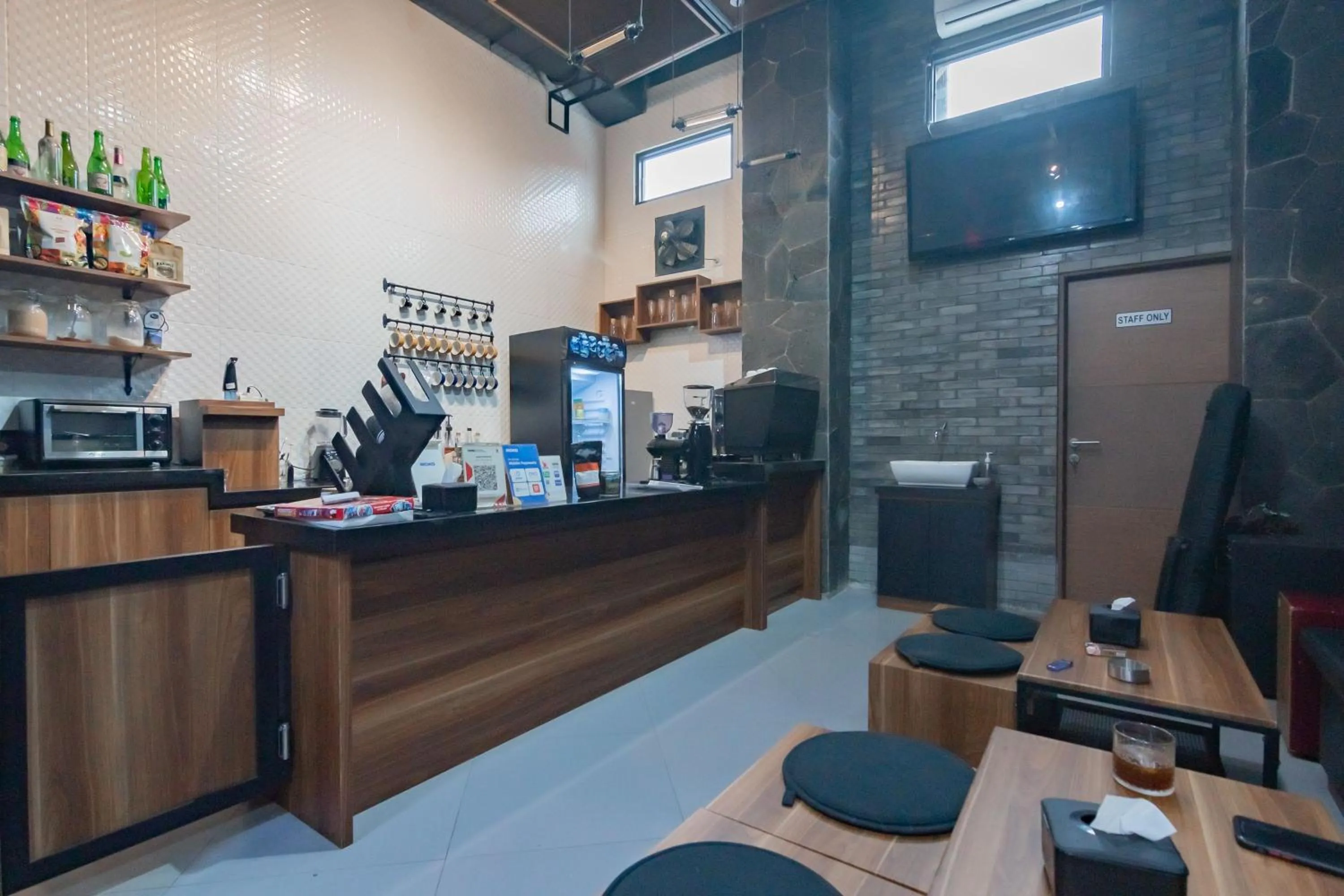 Restaurant/places to eat in Urbanview Elephant Eleven Residence Buah Batu Bandung by RedDoorz