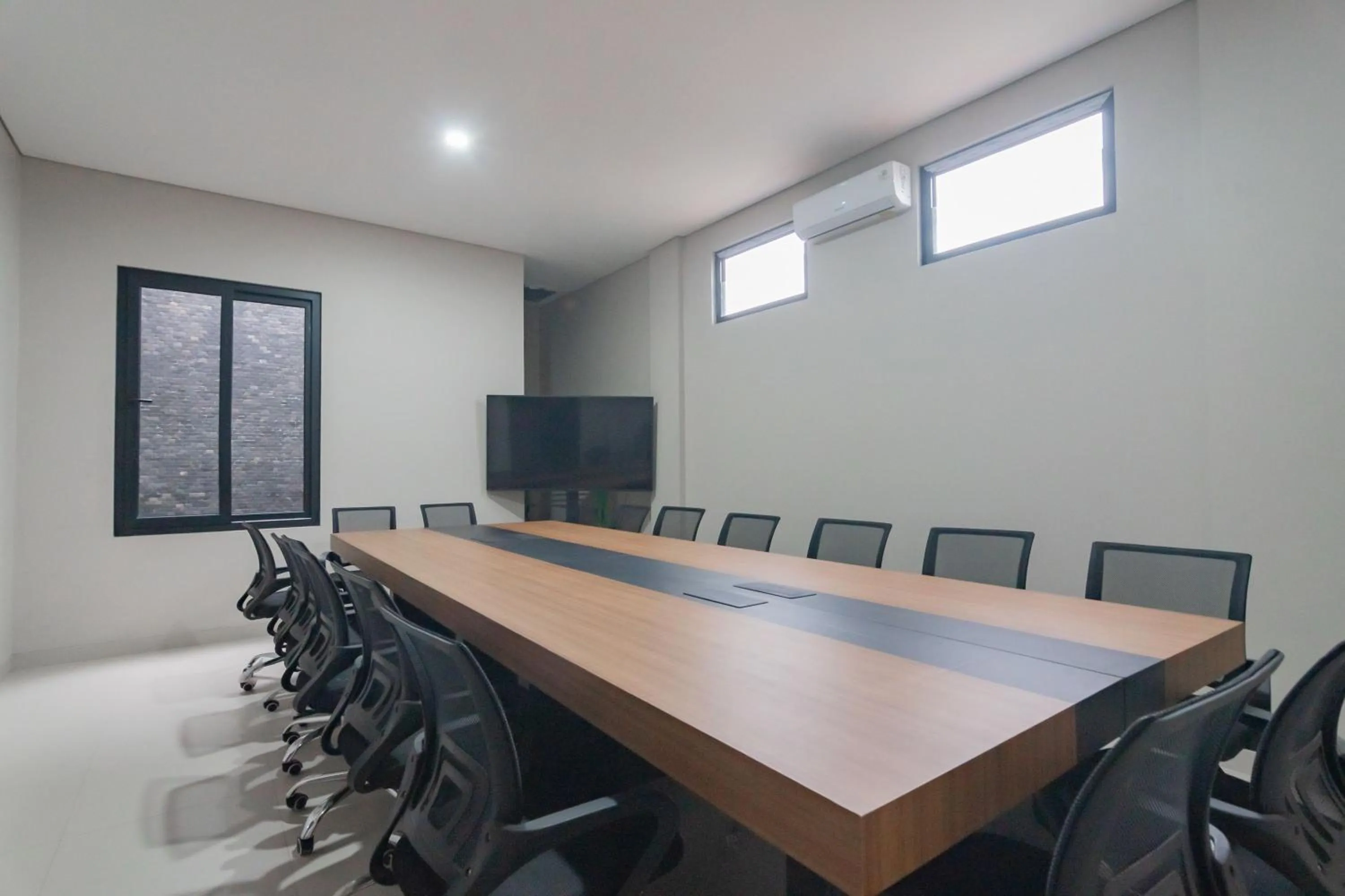 Meeting/conference room in Urbanview Elephant Eleven Residence Buah Batu Bandung by RedDoorz