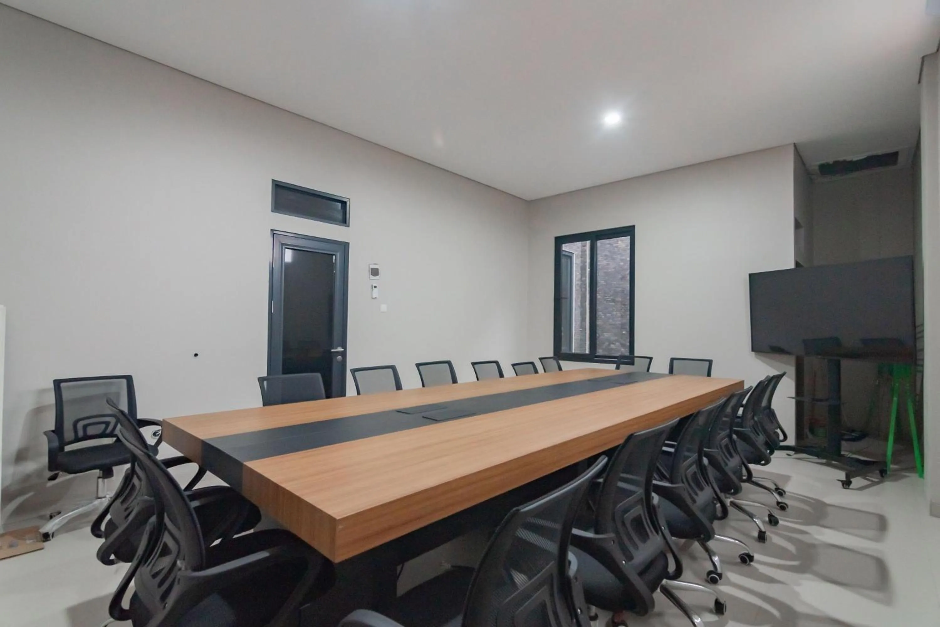 Meeting/conference room in Urbanview Elephant Eleven Residence Buah Batu Bandung by RedDoorz