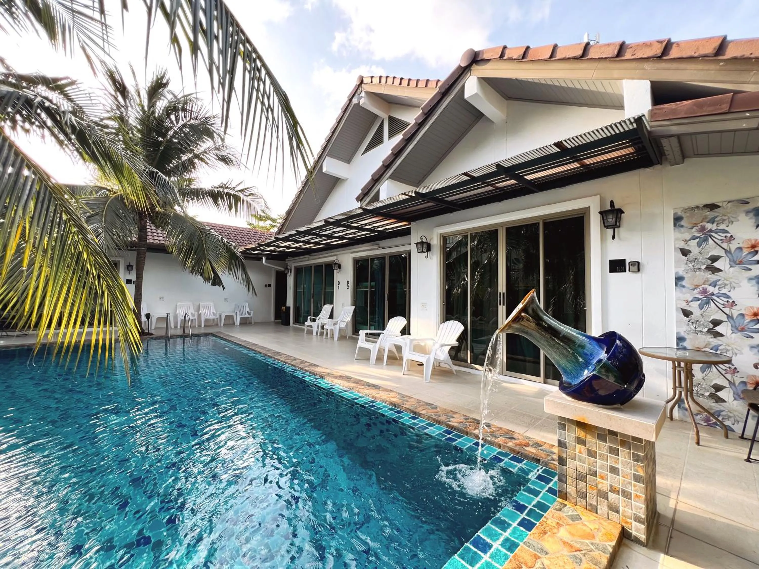 Swimming pool in The Snug Airportel - Phuket Airport
