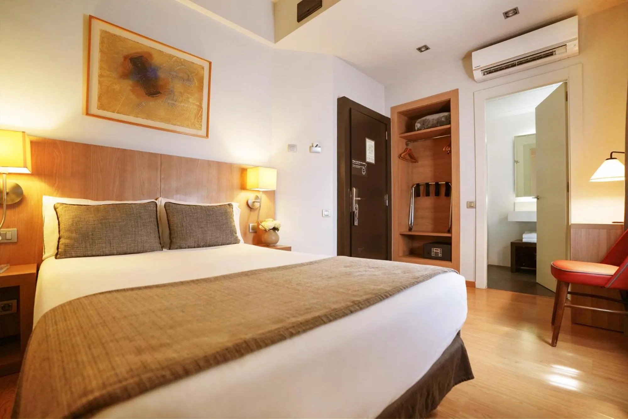Photo of the whole room, Bed in Arc La Rambla