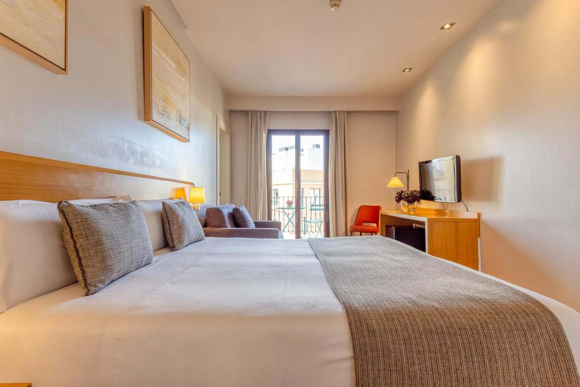 Photo of the whole room, Bed in Arc La Rambla