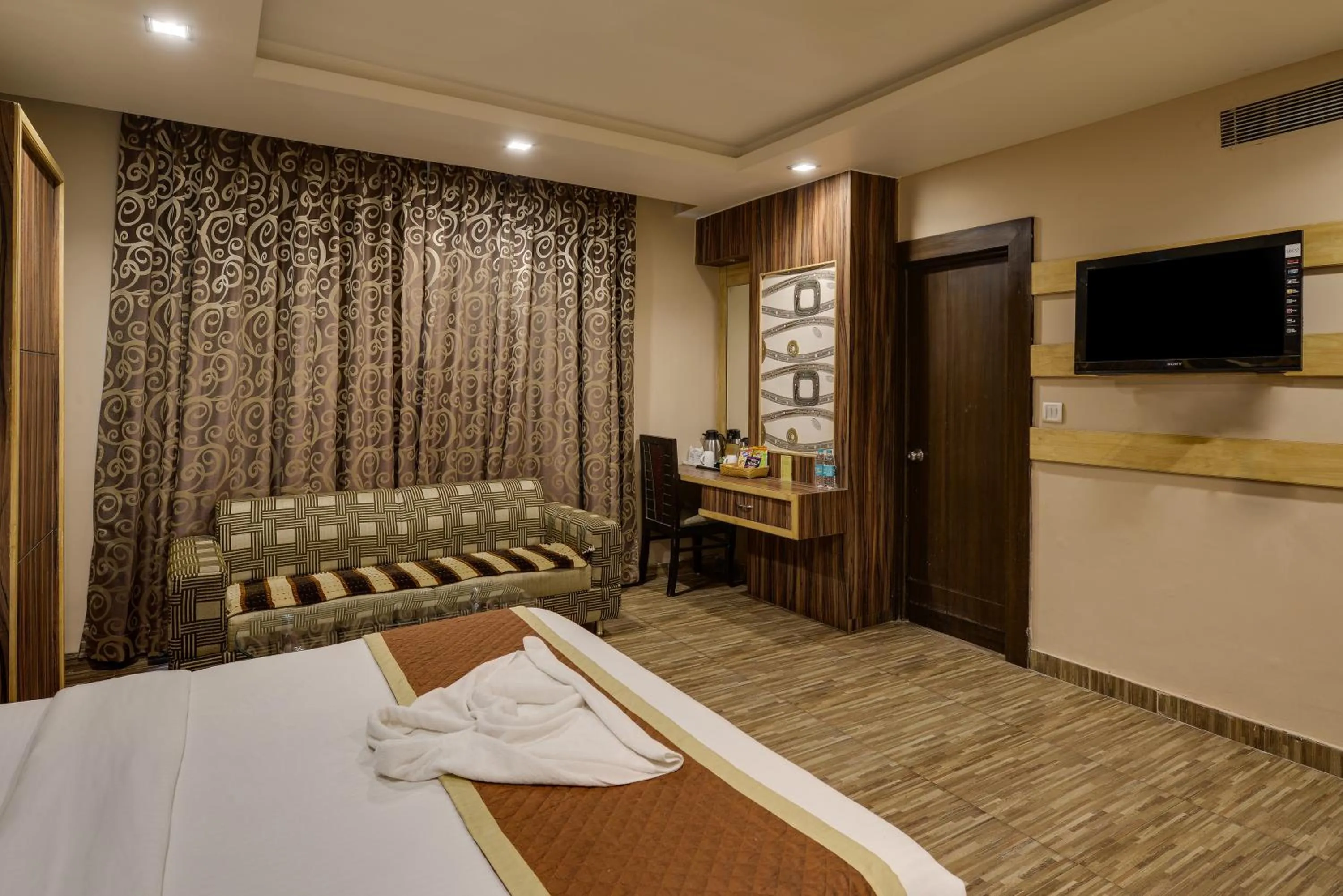 Photo of the whole room, Bed in The Royal Melange Beacon