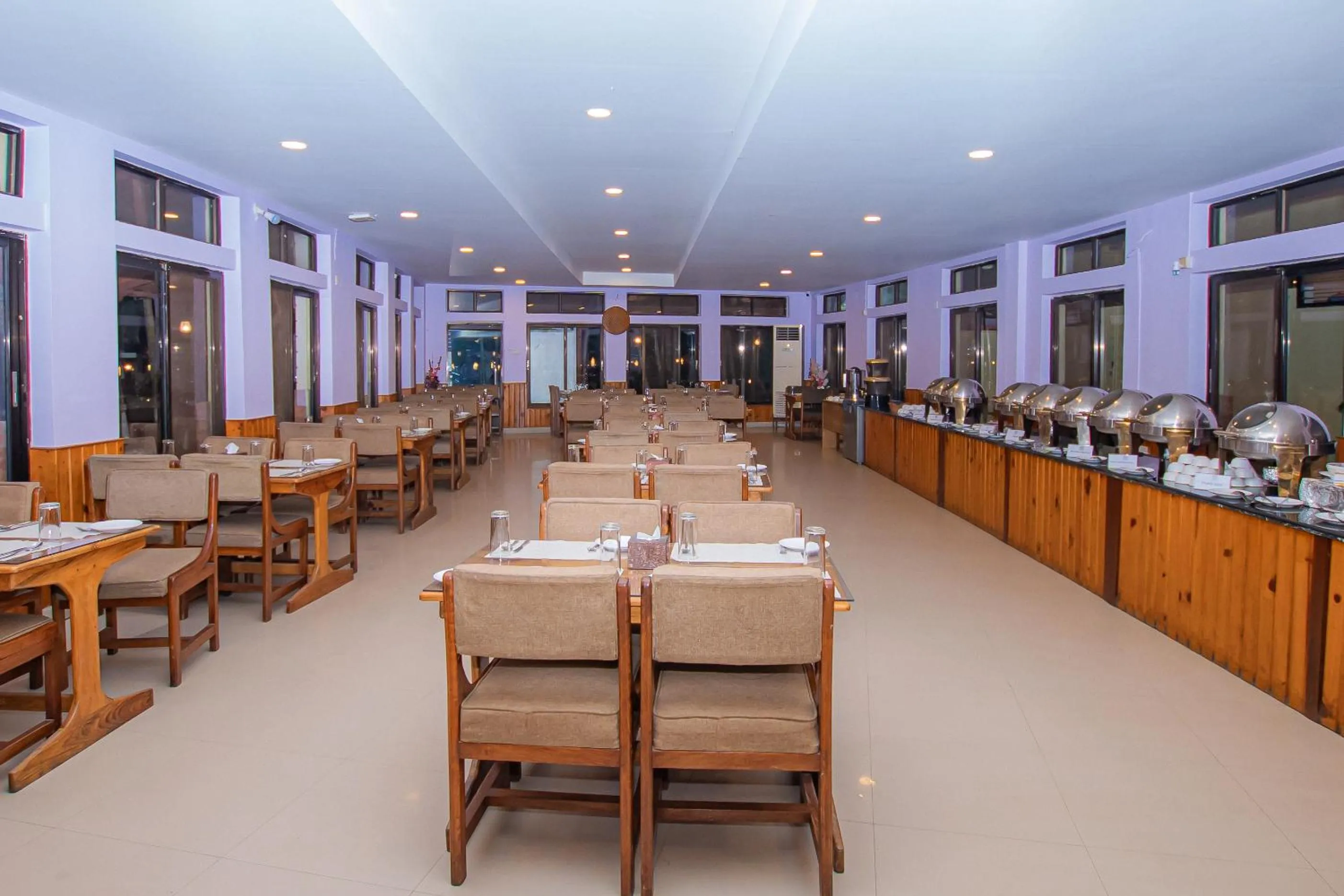 Restaurant/places to eat in Hotel Seven Limited