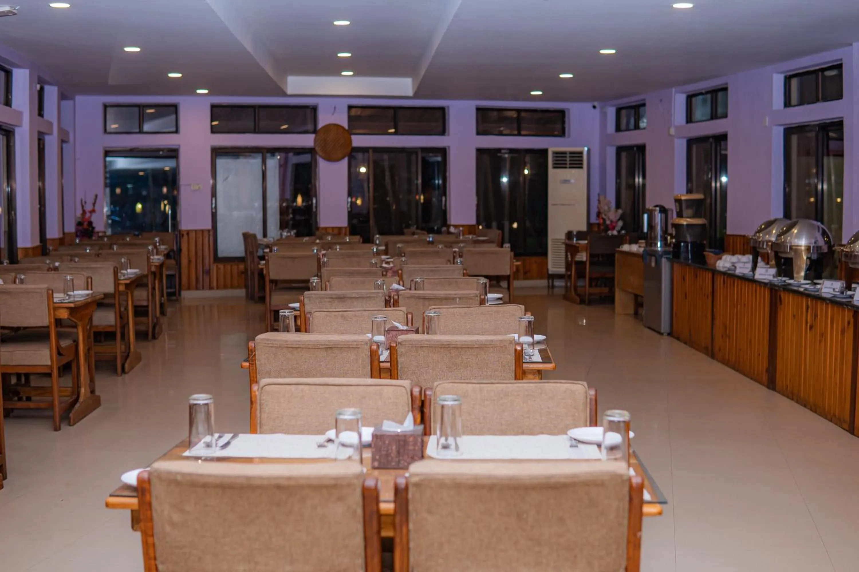 Restaurant/places to eat in Hotel Seven Limited