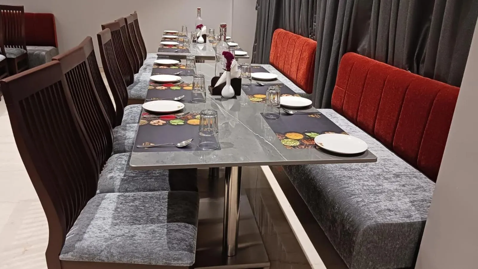 Restaurant/places to eat in Alaukik Hotel