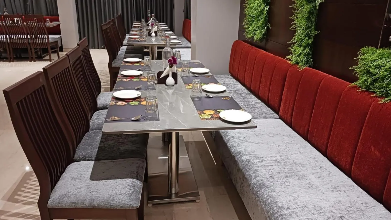 Restaurant/places to eat in Alaukik Hotel