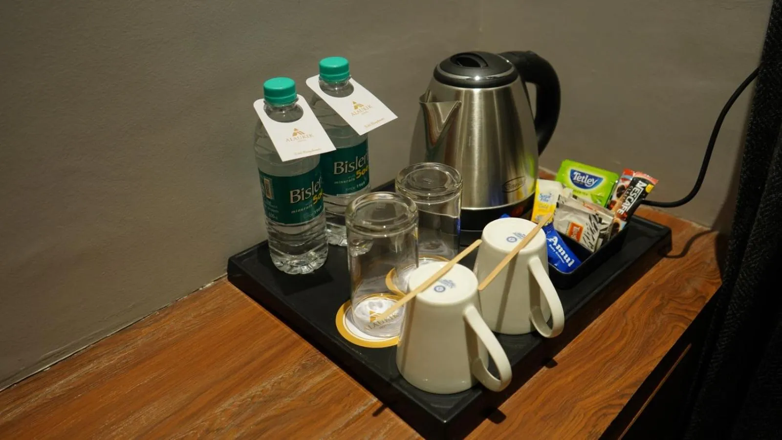 Coffee/tea facilities in Alaukik Hotel