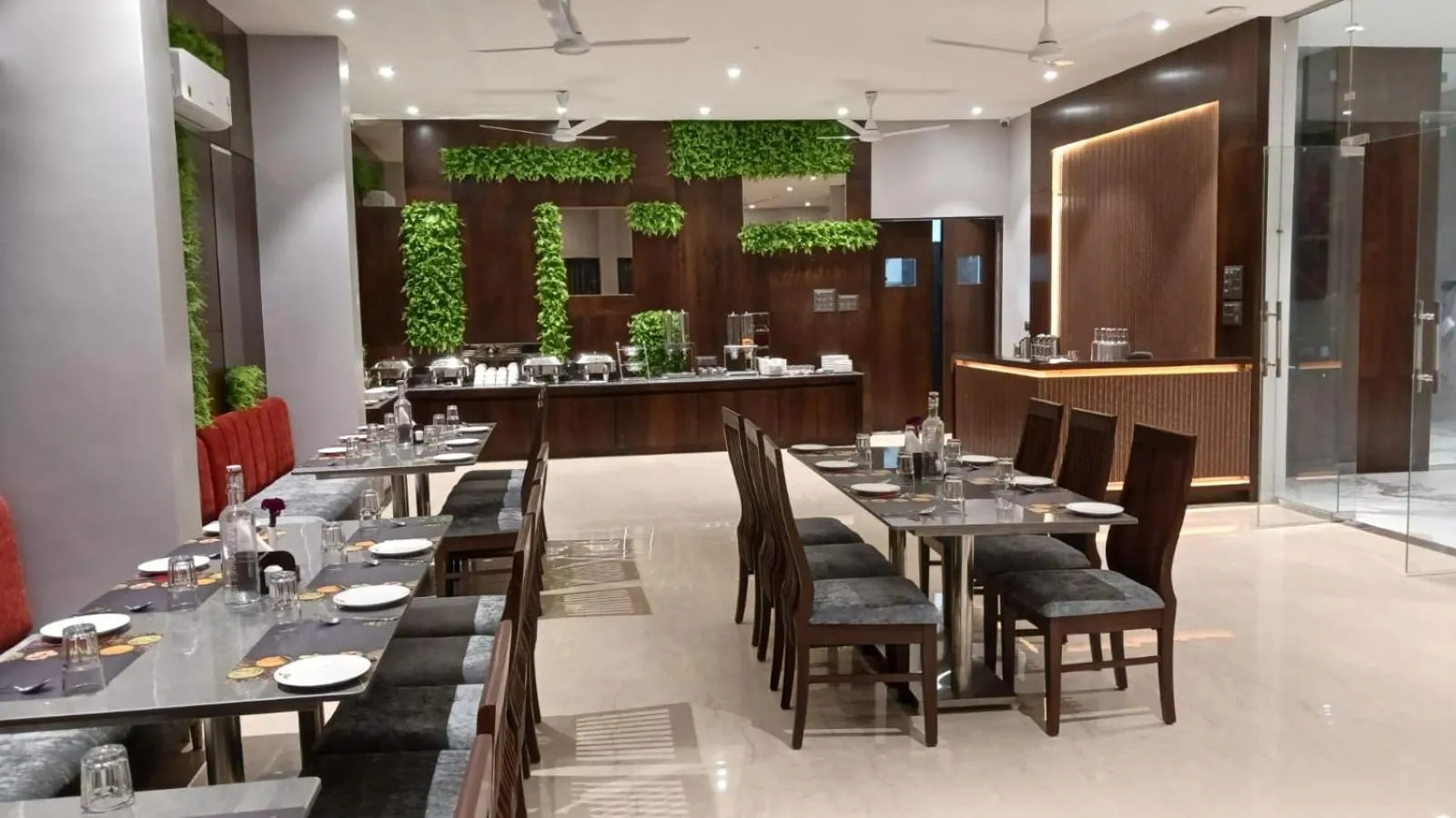Restaurant/places to eat in Alaukik Hotel