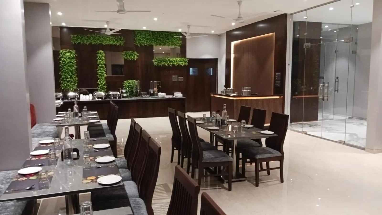 Restaurant/places to eat in Alaukik Hotel