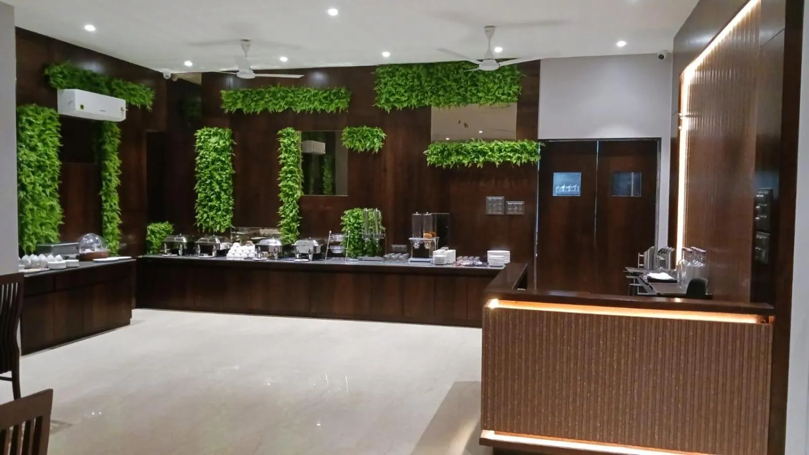 Restaurant/places to eat in Alaukik Hotel