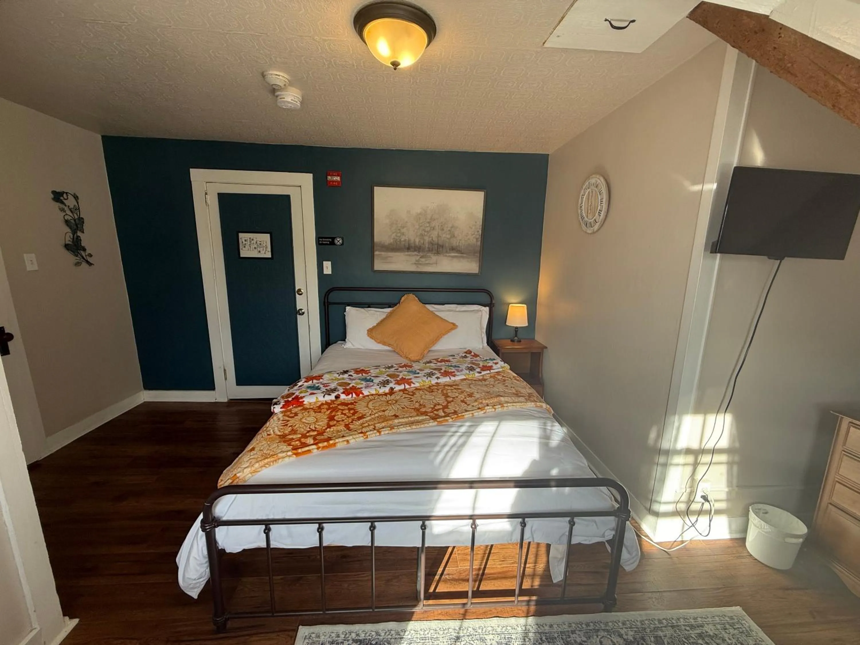 Property building, Bed in Stone Hearth Inn and Eatery