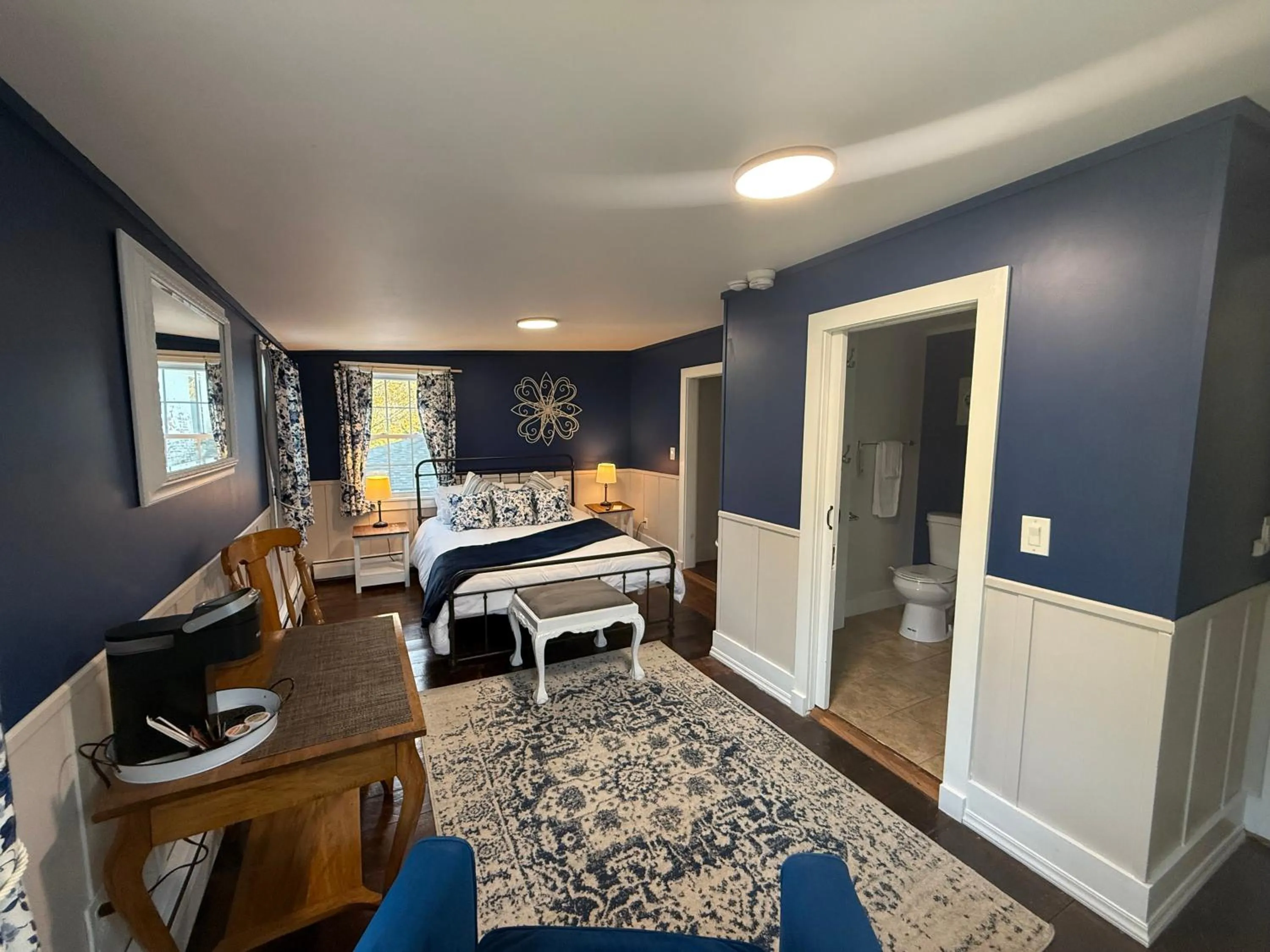 Property building, Bed in Stone Hearth Inn and Eatery