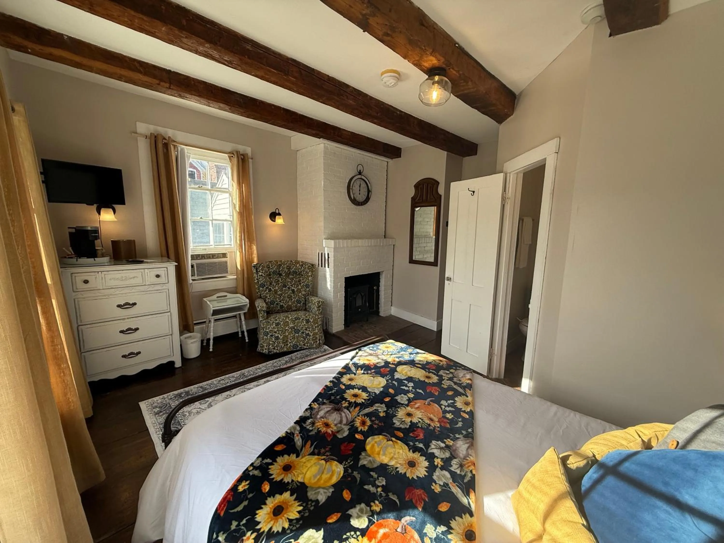 Property building, Bed in Stone Hearth Inn and Eatery