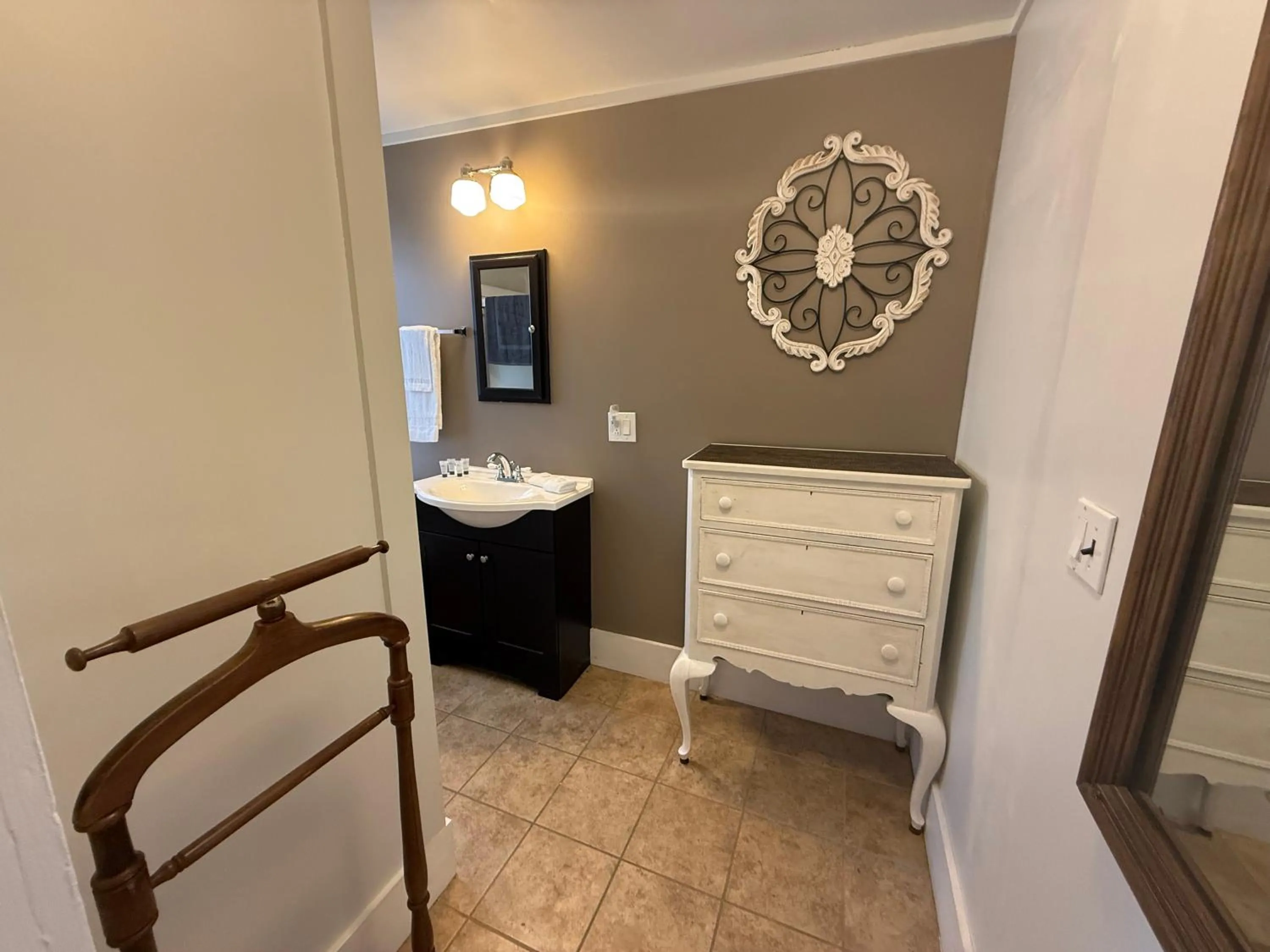 Property building, Bed in Stone Hearth Inn and Eatery