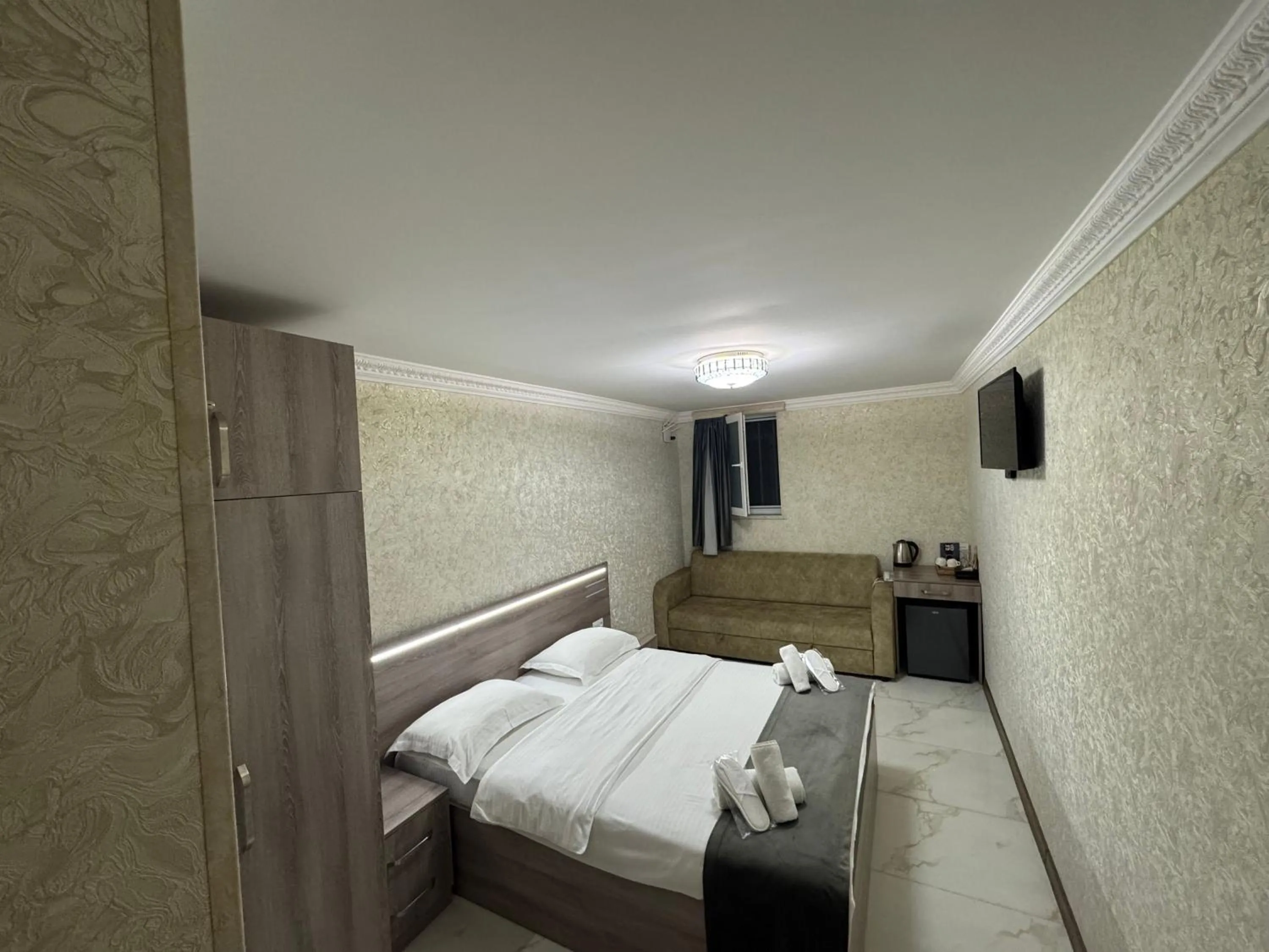 Property building, Bed in Opera Avenue Hotel