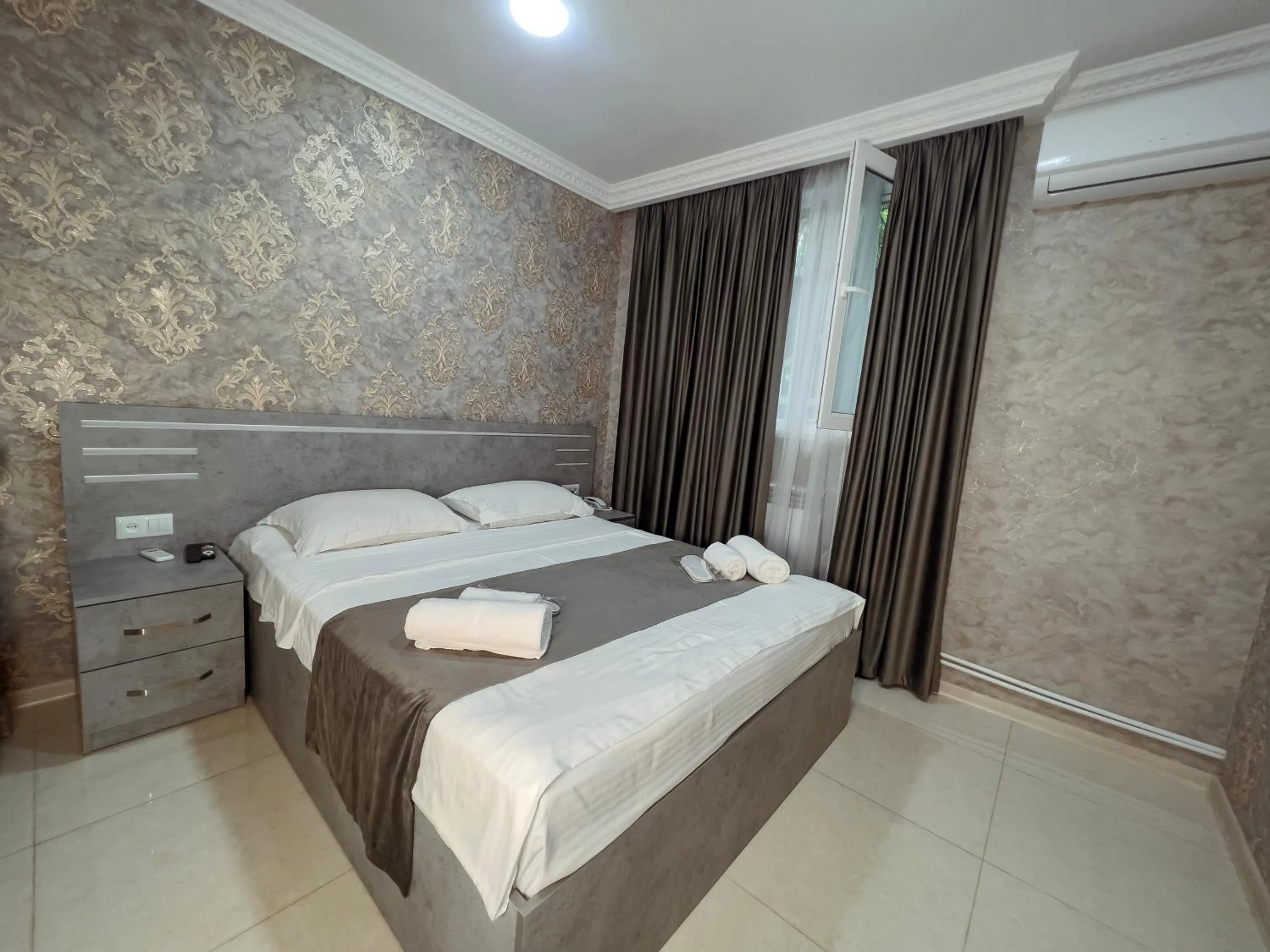 Bed in Opera Avenue Hotel