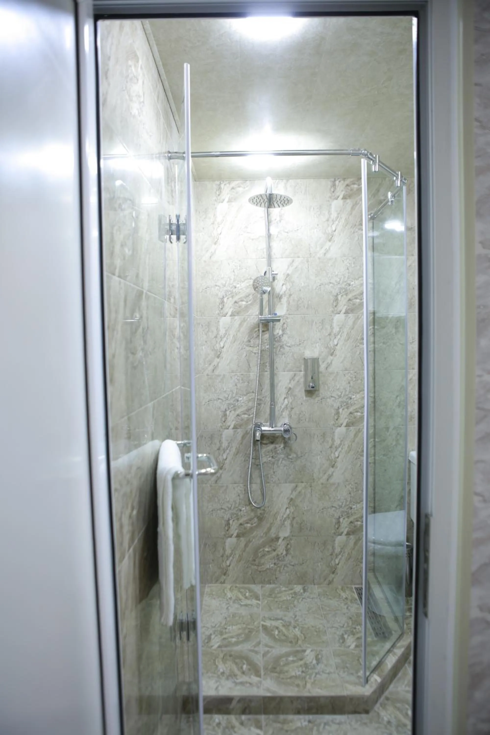 Shower in Opera Avenue Hotel