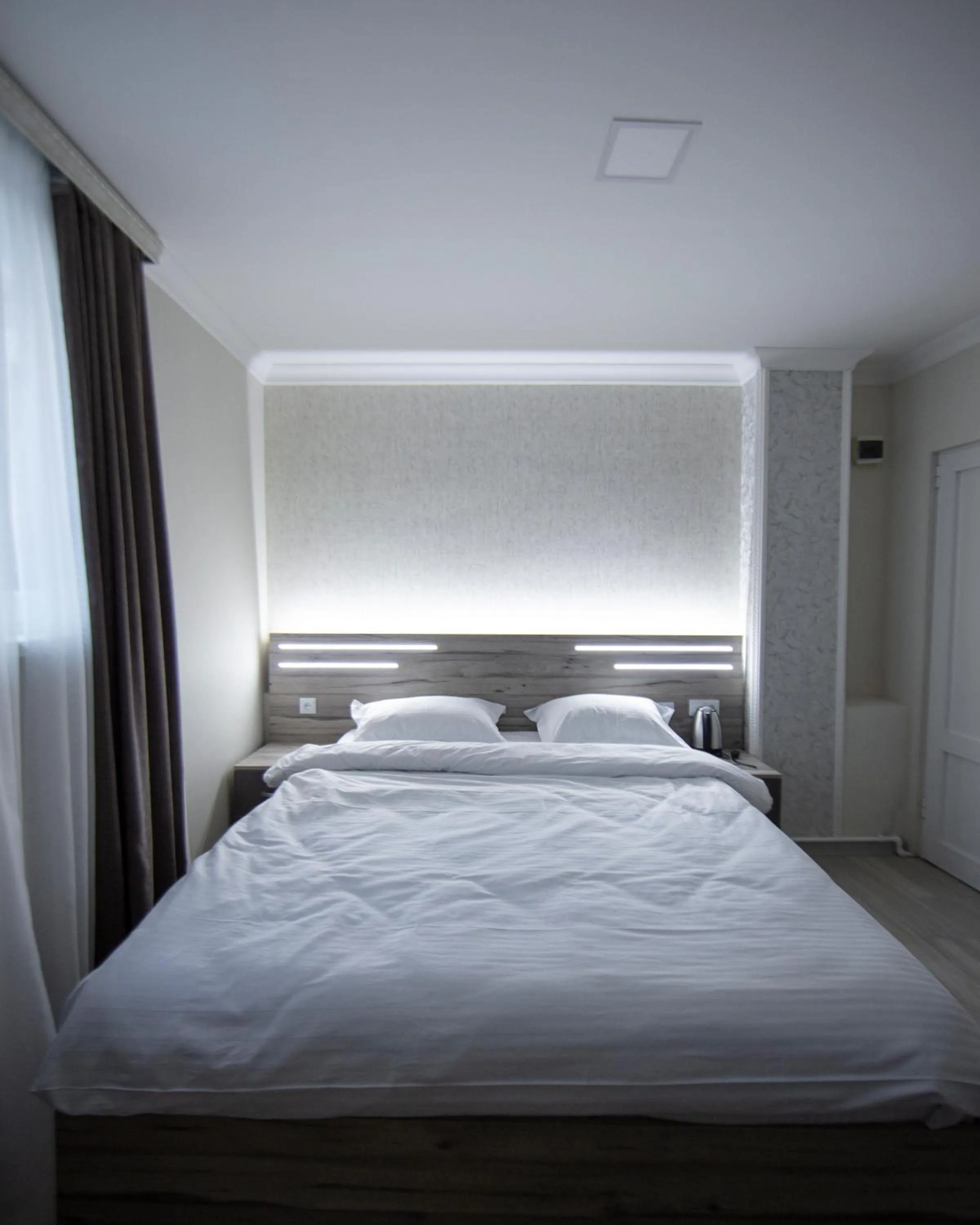 Photo of the whole room, Bed in Opera Avenue Hotel