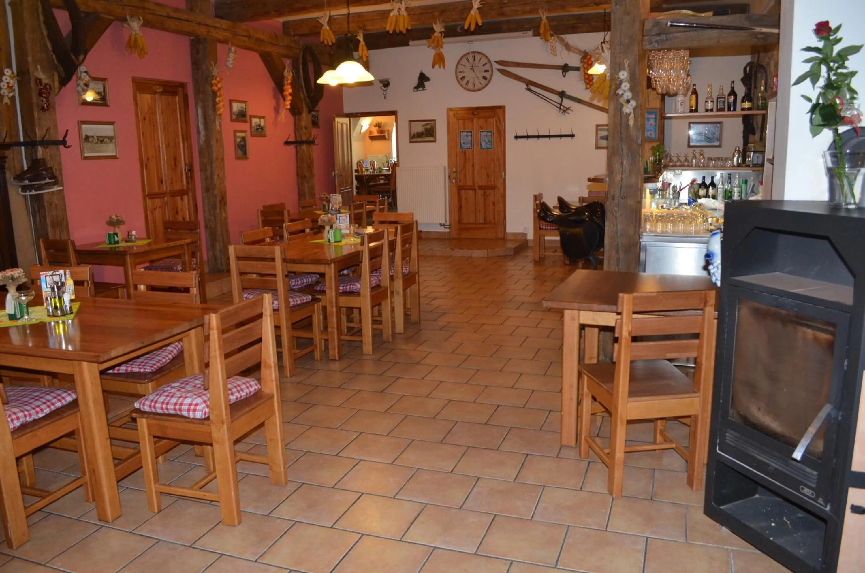 Restaurant/places to eat in Hotel Na Statku