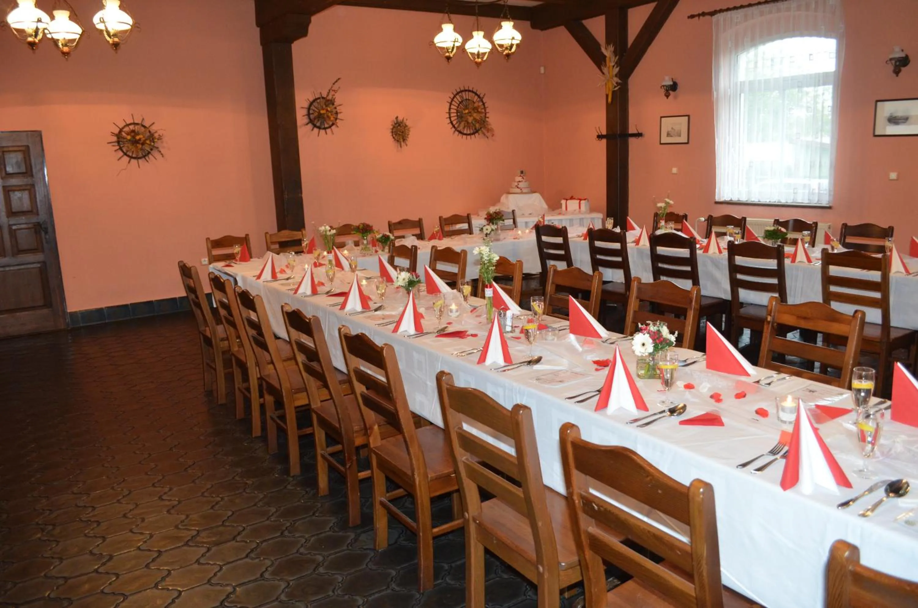 Restaurant/places to eat in Hotel Na Statku