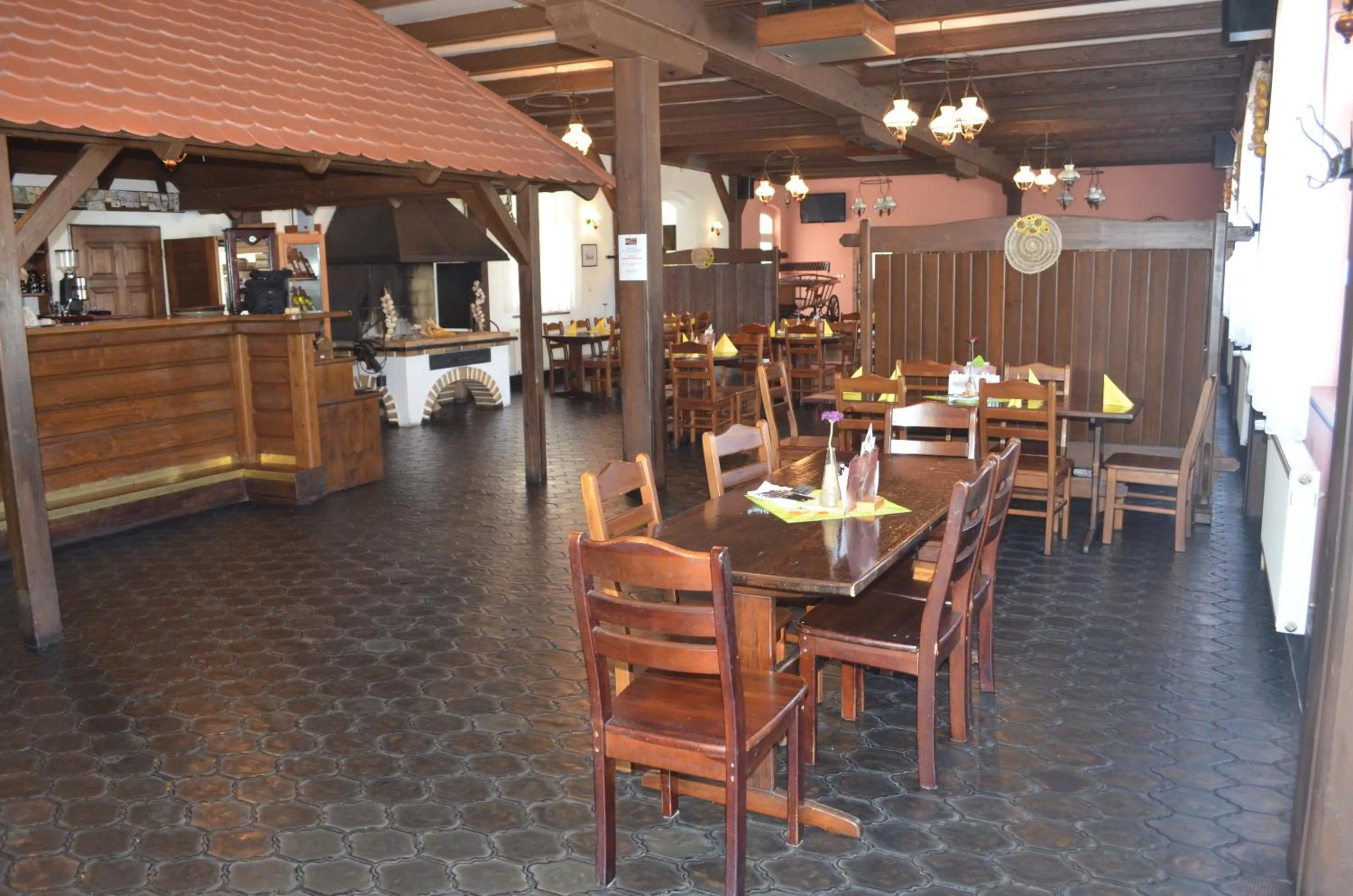 Restaurant/places to eat in Hotel Na Statku