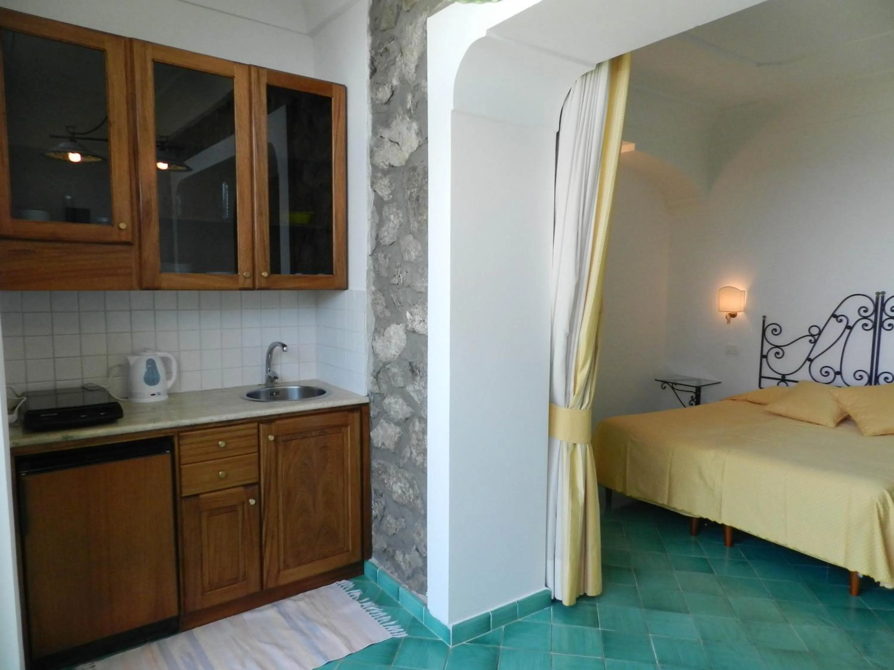 Kitchen or kitchenette, Bed in Bacio del Sole B&B Positano